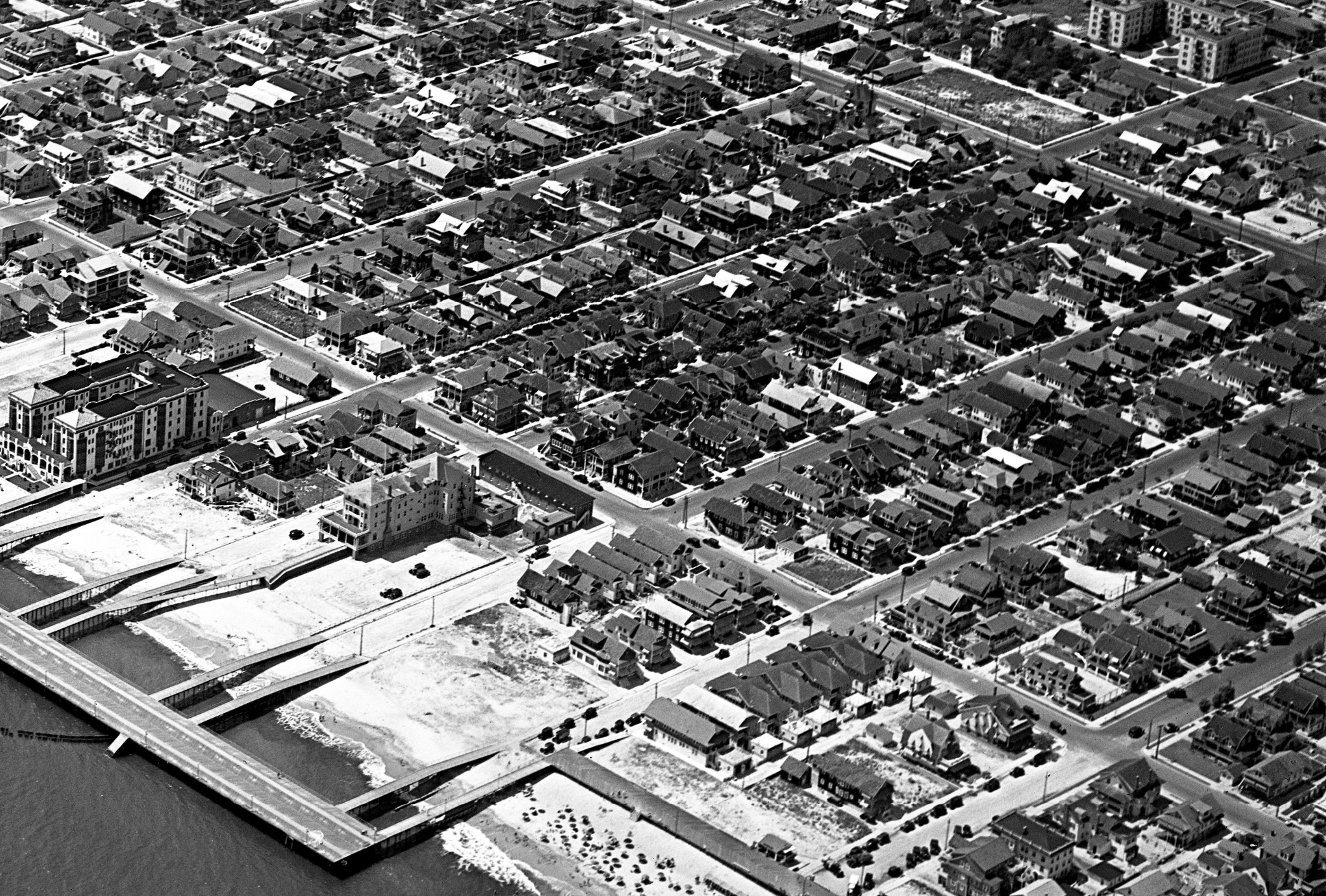 1932 Aug 09 Ocean City NJ aerial of Brighton to St Charles neighborhood.png