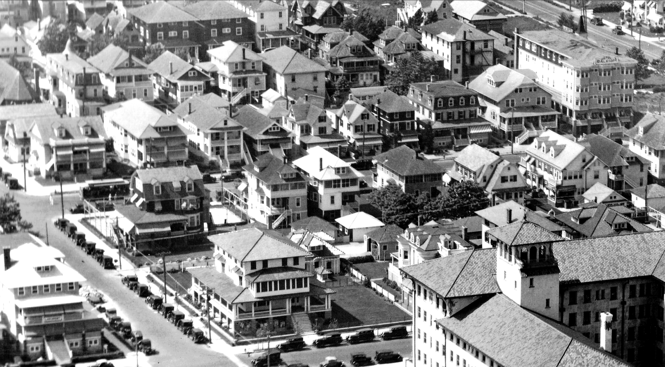 1928 Jul 04 Ocean City NJ aerial of homes behind Flanders also Raliegh Hotel.png