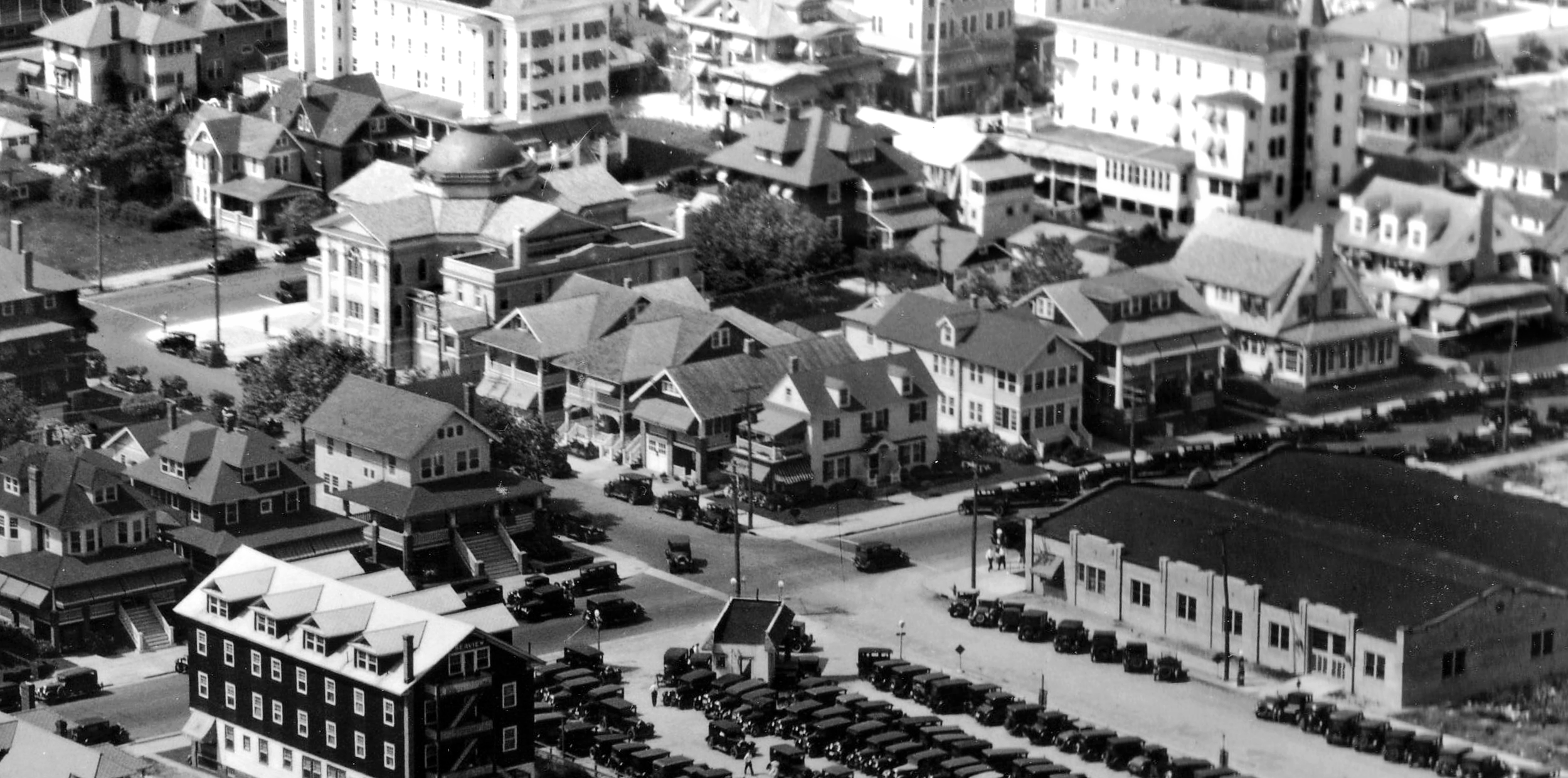 1928 Jul 04 Ocean City NJ aerial of homes behind Flanders also the Seaview.png