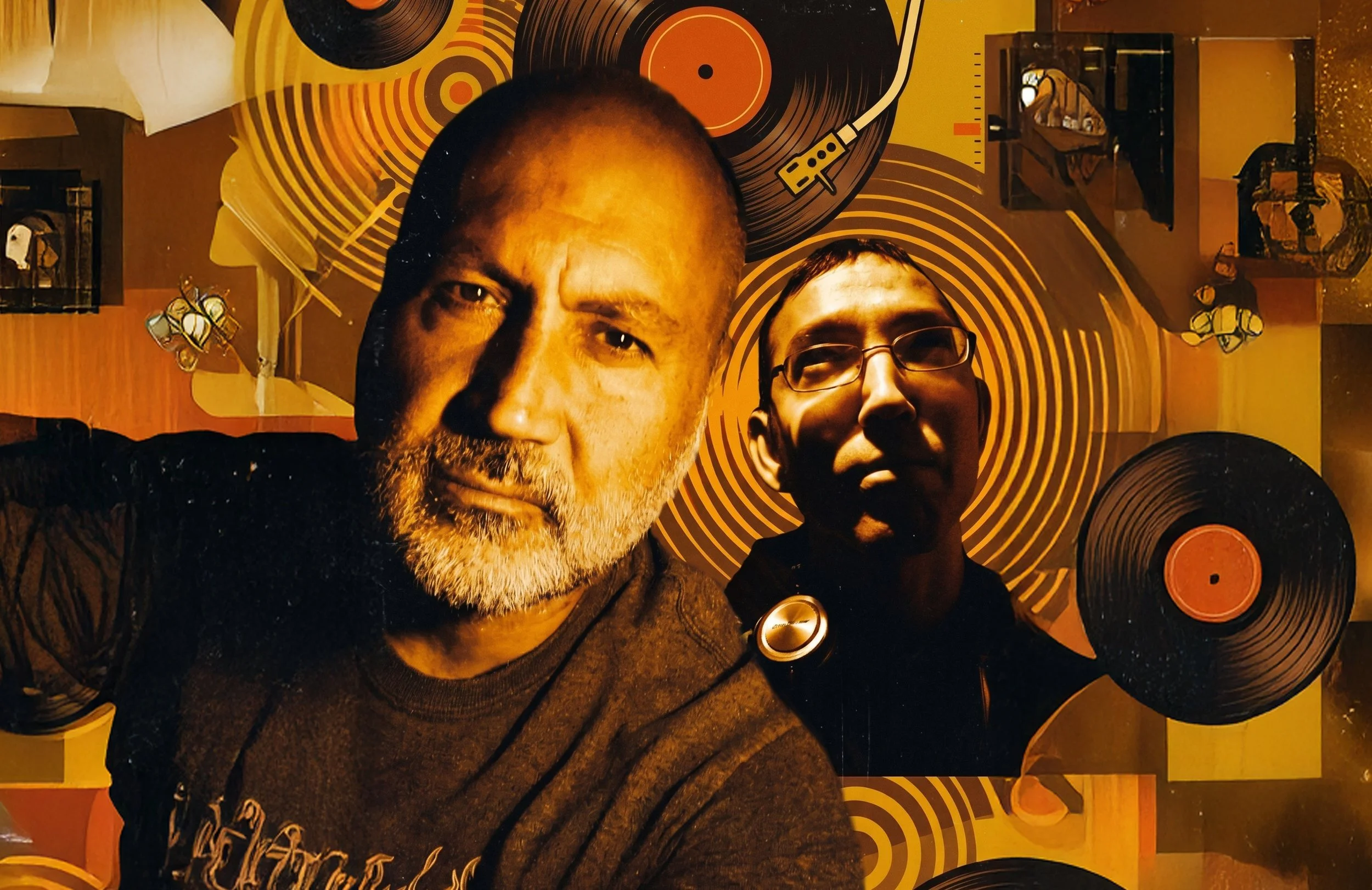 Dos hombres tomando una selfie frente a un mural con discos de vinilo y diseño artístico de colores naranja y negro.