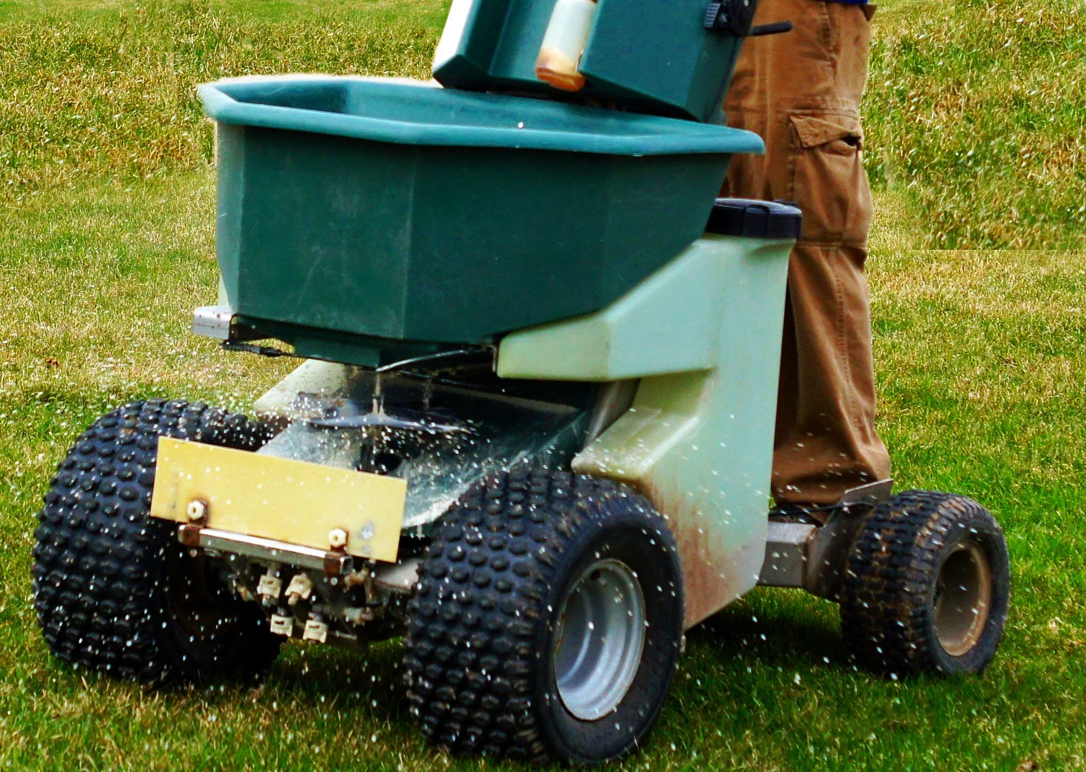 Fertilizing service Maple Grove. Fertilizer in Osseo, MN. Lawn fertilizing near me. Lawn Fertilizing Minneapolis. Weed control services Maple Grove. Lawn Fertilizer service. Lawn Crabgrass control. Weed killer. Lawn Fertilizing services in Plymouth