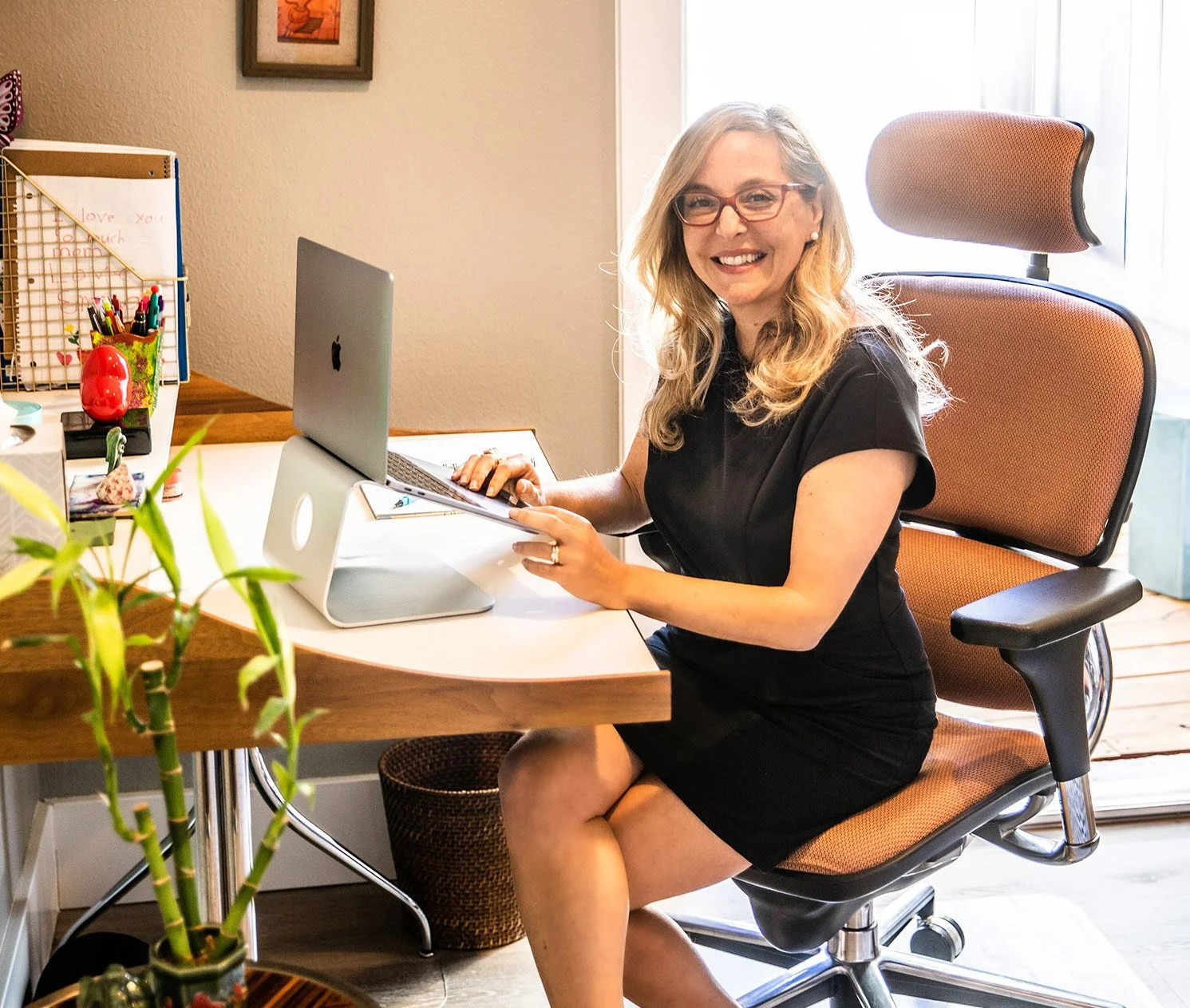 Debbie Radzinsky, LCSW Sitting at Her Desk: Licensed Psychotherapist in Austin Texas and New York