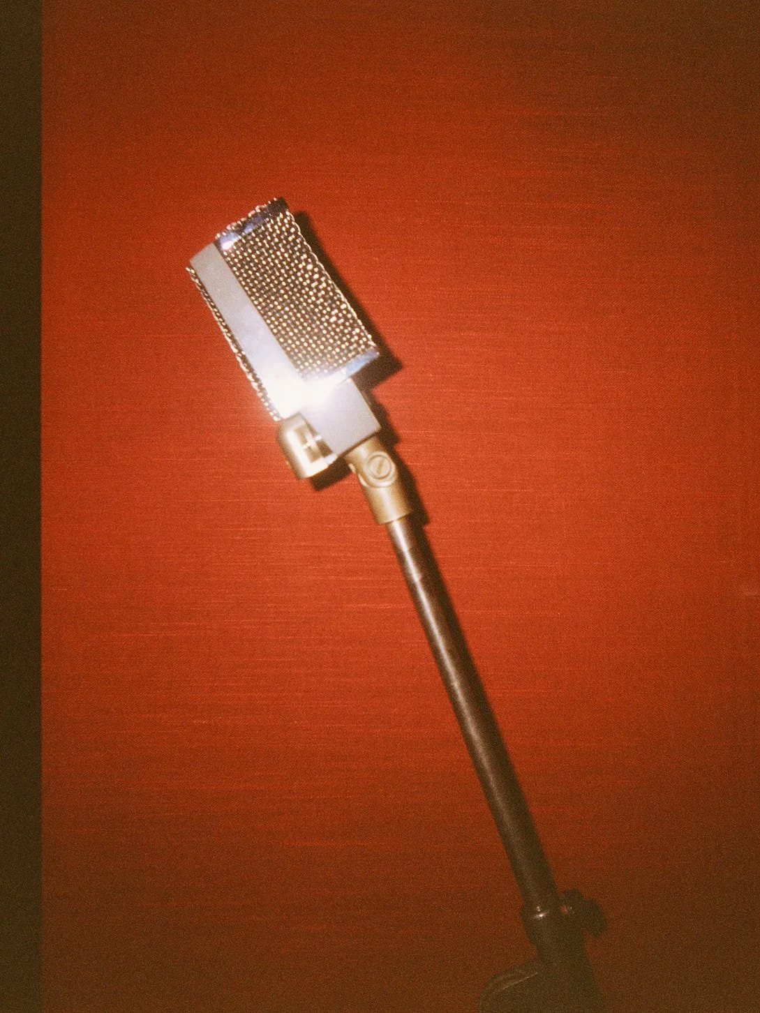 Microphone à proximité d'un mur rouge.