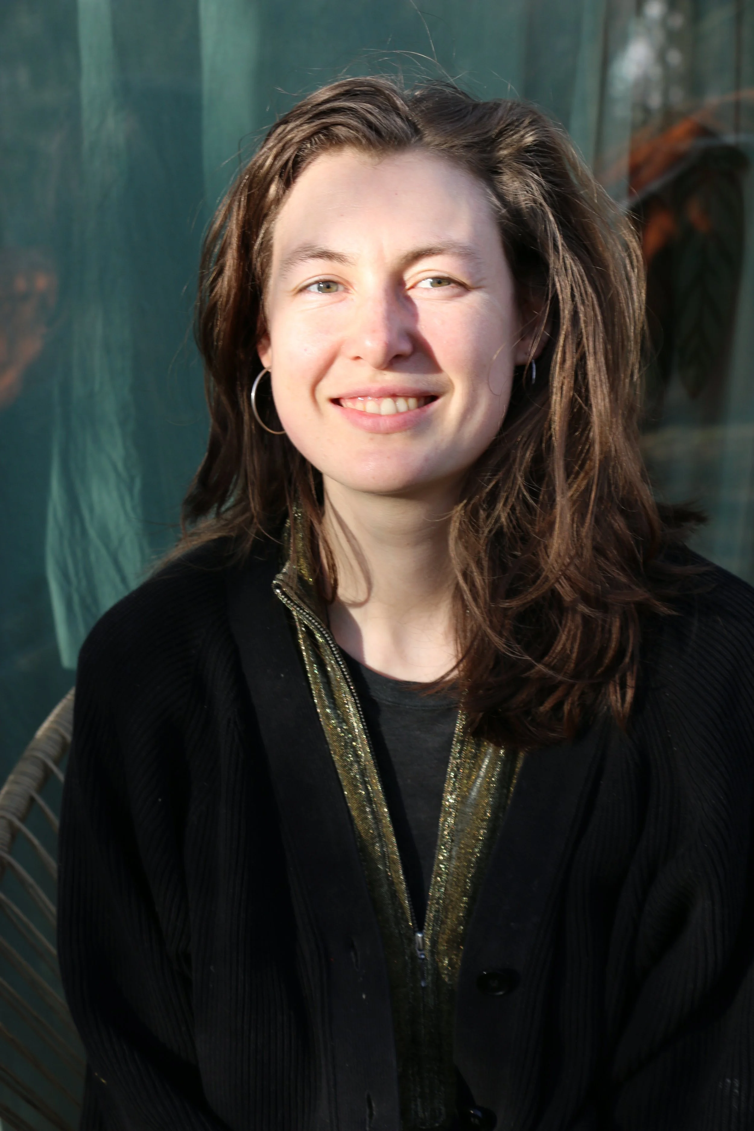 Portrait von Lamina Hirsch, lachend, Körpertherapeutin und Doula