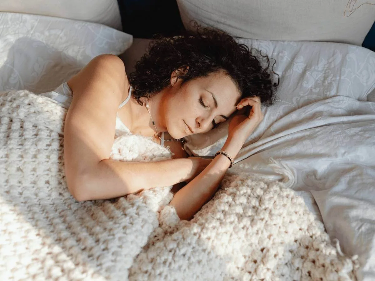 woman practicing bipolar disorder sleep routine