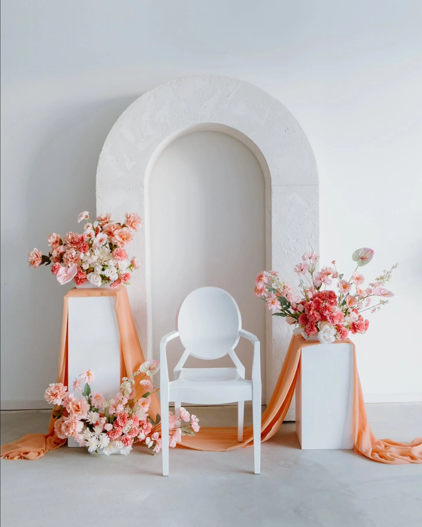 Peachy perfection with a touch of whimsy! ✨ Book your spring or Mother's Day session now&mdash;weekend spots are filling fast, but plenty of weekday openings await! 

Photographer: @denisepaulinephoto