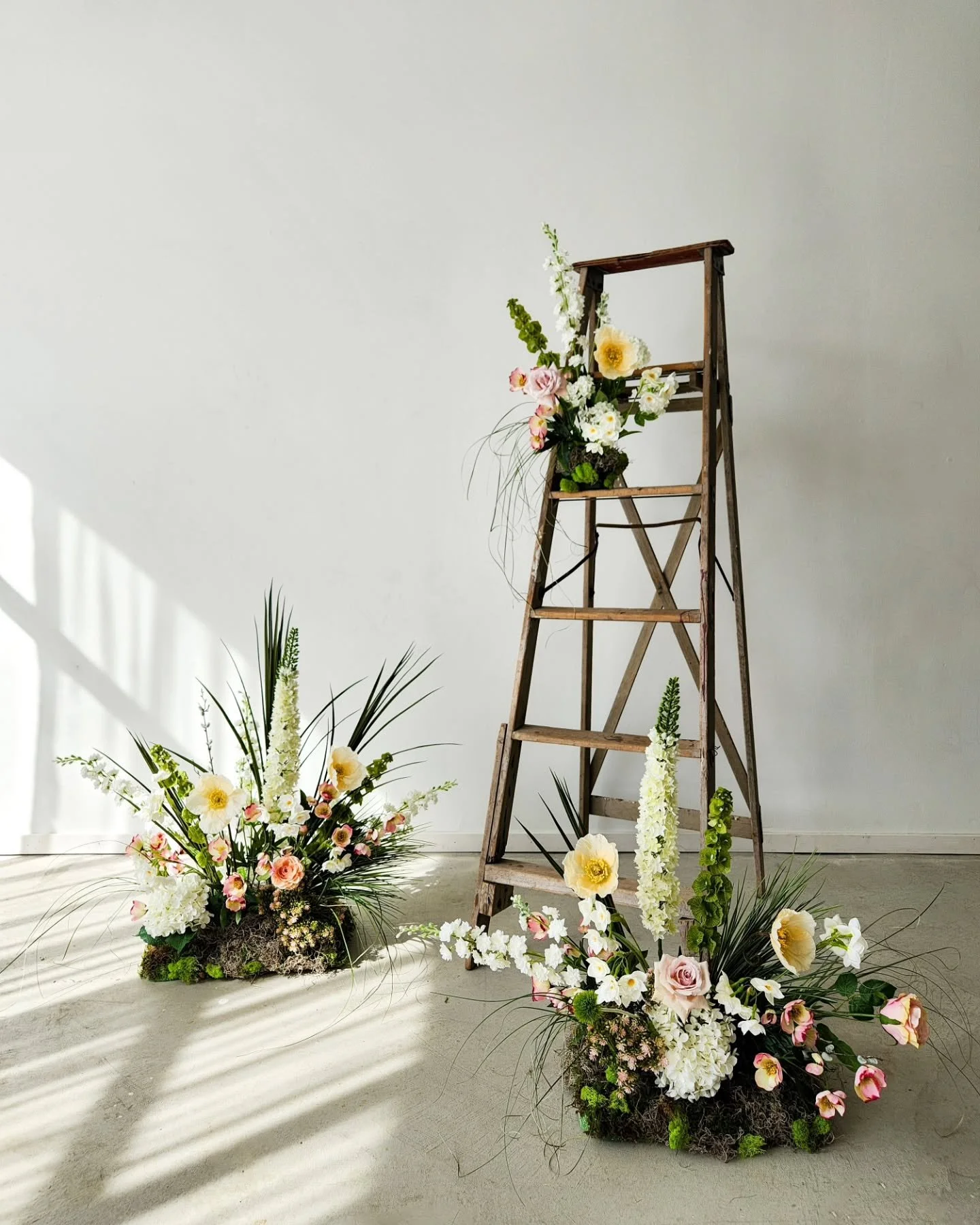 These everlasting floral meadow installations by The Banyan Collection making a quick cameo at Loft. While these blooms ARE NOT part of our regular Mother's Day or spring sets, they are available for custom styled shoots through our sister company, @