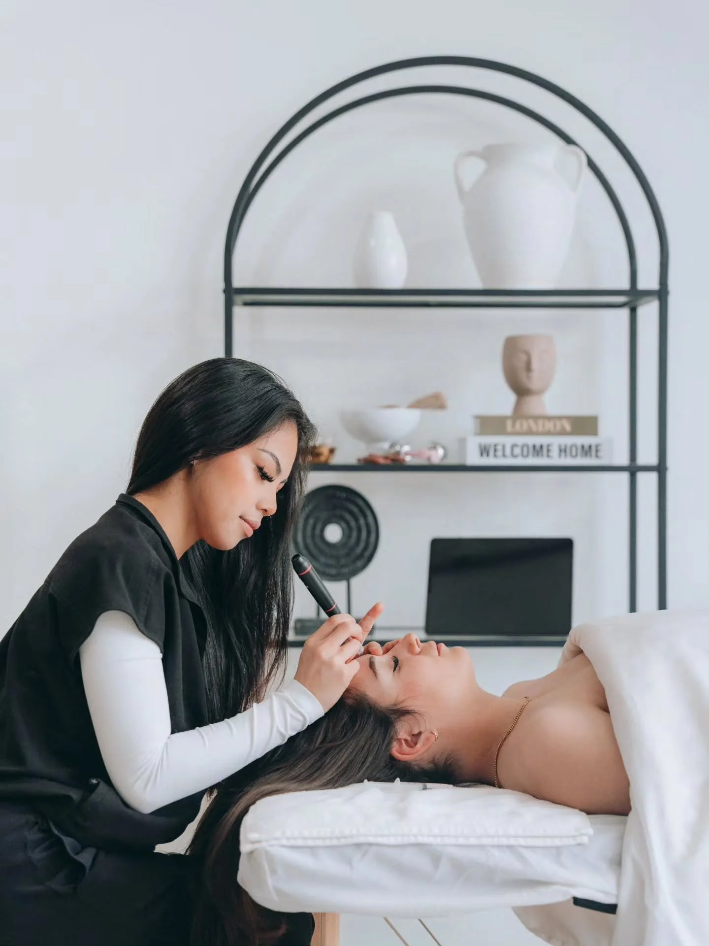 Branding season is in full swing. Whether you&rsquo;re launching, rebranding, or just refreshing your content, Loft Studio has the perfect customizable backdrops to make your business stand out.

📷 @reclaimed.studio for @rheena.rmt