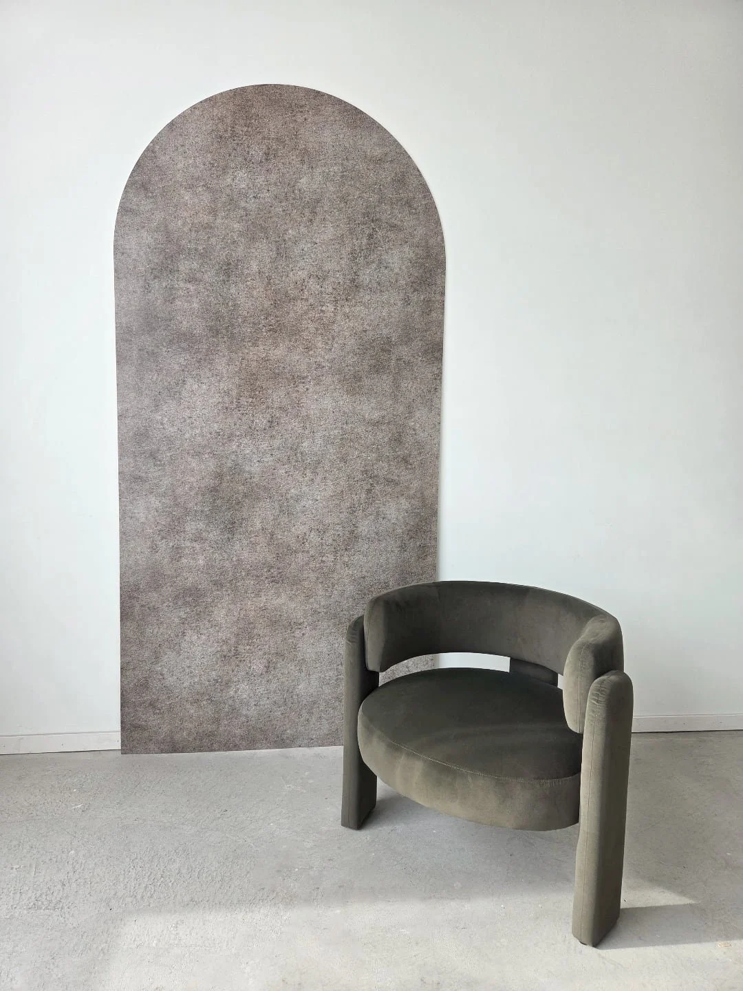 Say hello to our new 4x7.5ft movable arch backdrop! Add a touch of texture and depth to your next branding or portrajt shoot ✨