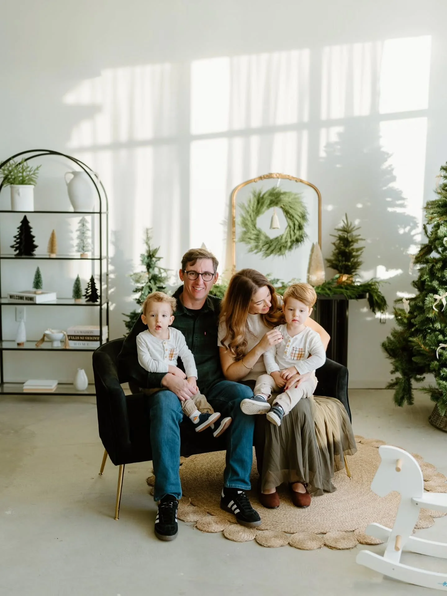 Happy Sunday! Holiday sessions are officially in full swing at Loft &mdash; we can&rsquo;t wait to see the moments you capture. ✨

Photographer: @denisepaulinephoto