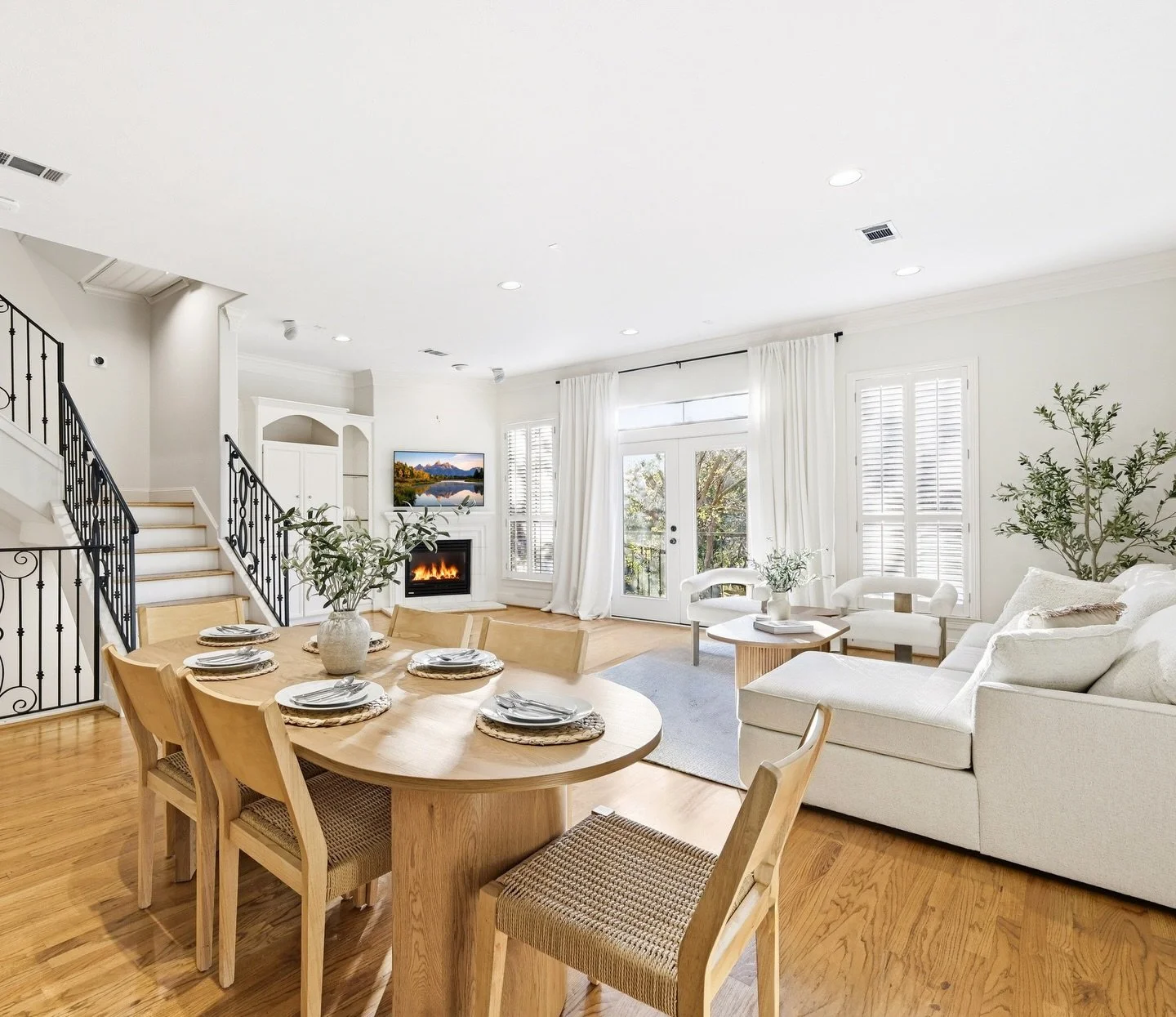 A look inside my newest Airbnb! It was the first time I never saw a property in person before signing the docs (just a pixelated FaceTime while I was in the desert) since it was out of state, but it turned out to be perfect. Bright, spacious, and in 