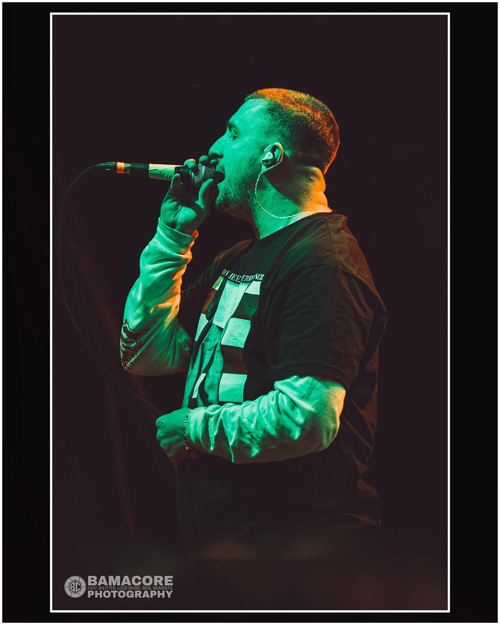 Chaos with purpose, knife-edge turns, groove hits, and hard lefts that kept the room guessing. False stops, snap restarts, and a mic that didn&rsquo;t stay on stage long.

🎸 @thecallousdaoboys &ndash; December 20, 2025
📍 @workplaybham &ndash; Birmi