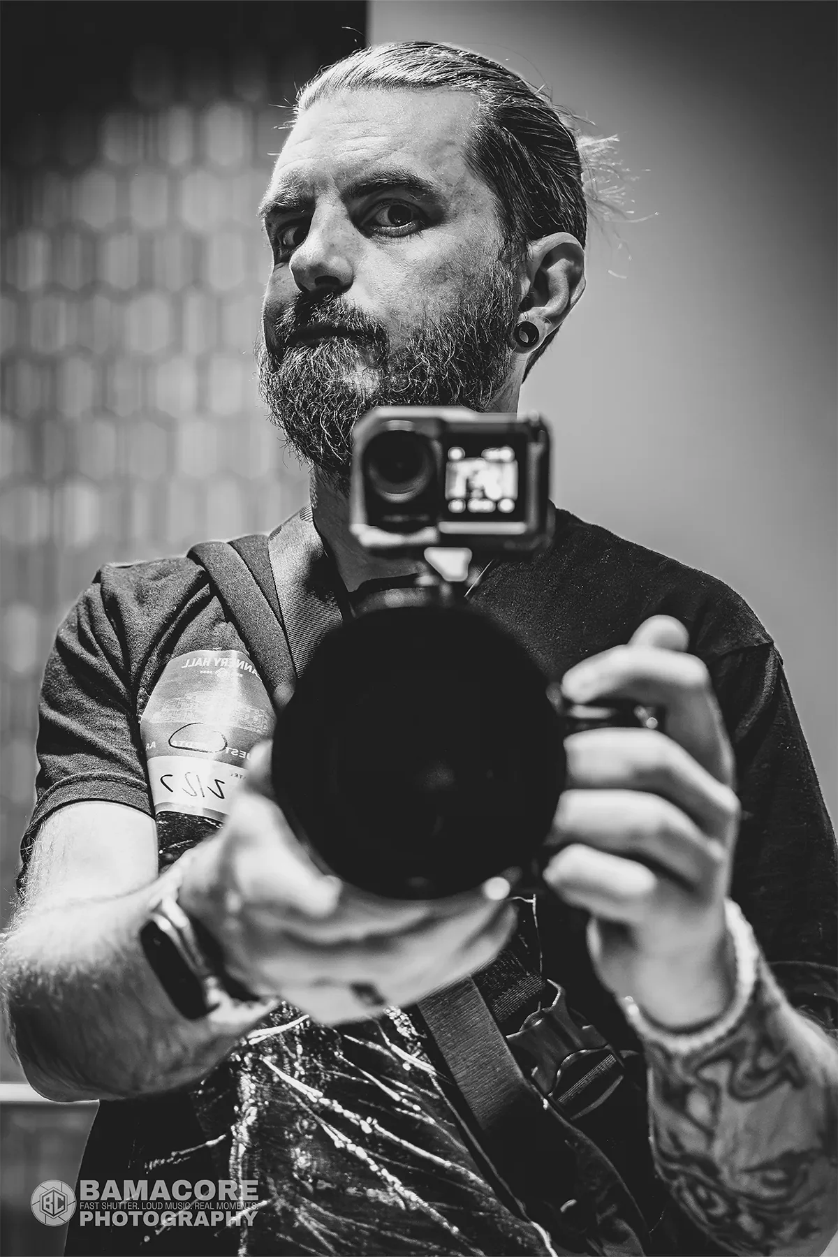 Alan (Bamacore) holding a camera up to a mirror.