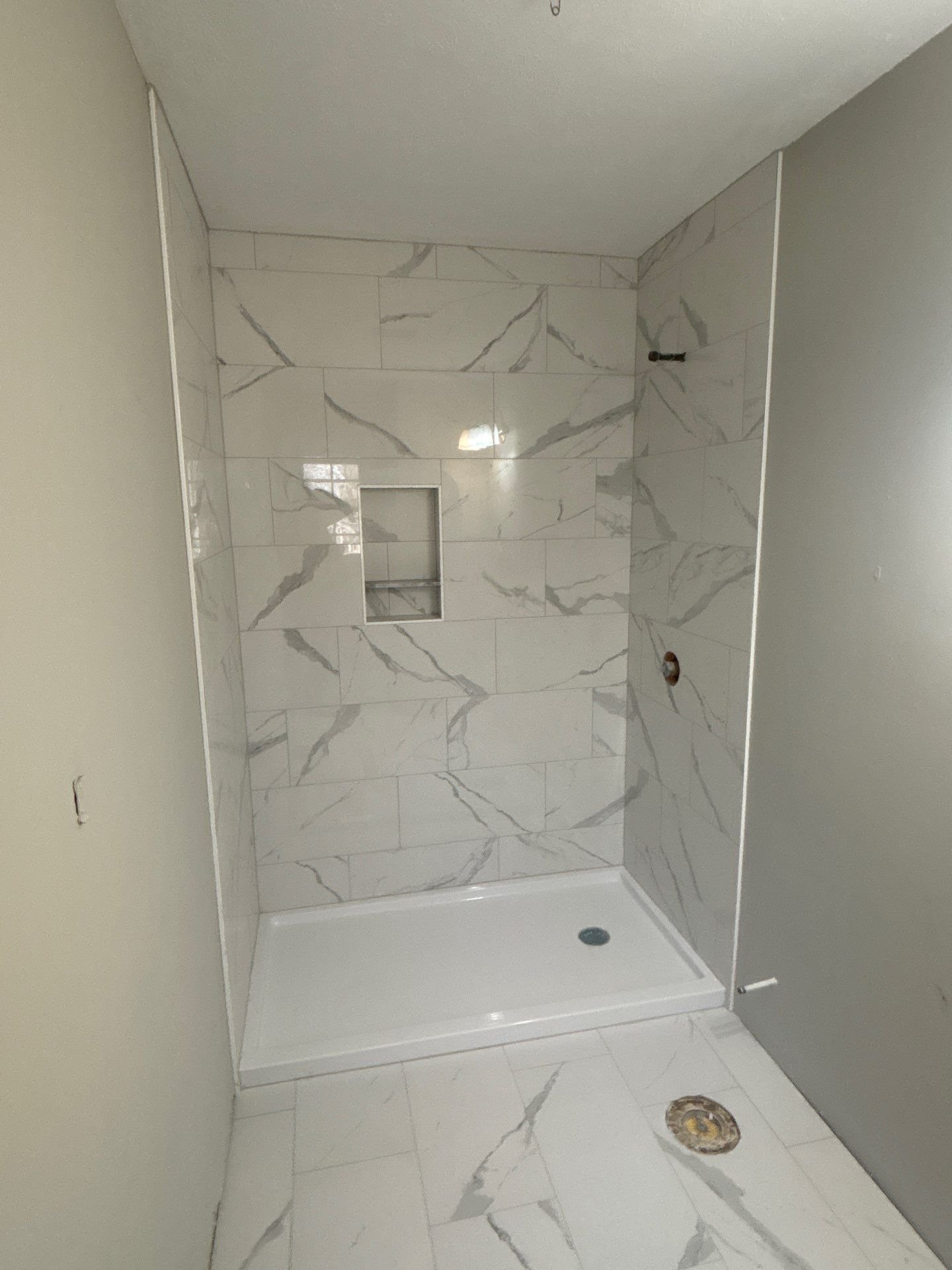 HAPPY FRIDAY! This nearly full house interior makeover is coming together. What an upgrade!  Won't be long and they will be enjoying their new fancy bathrooms!
@vikingbuildingsolutions_va 
@morristile