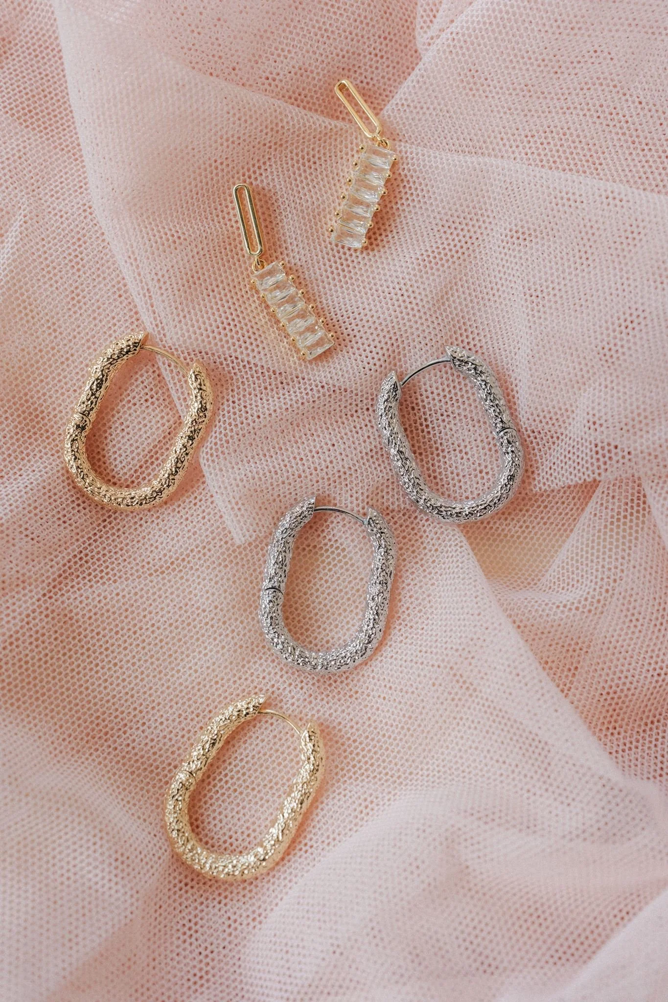  Gold and silver earrings. 