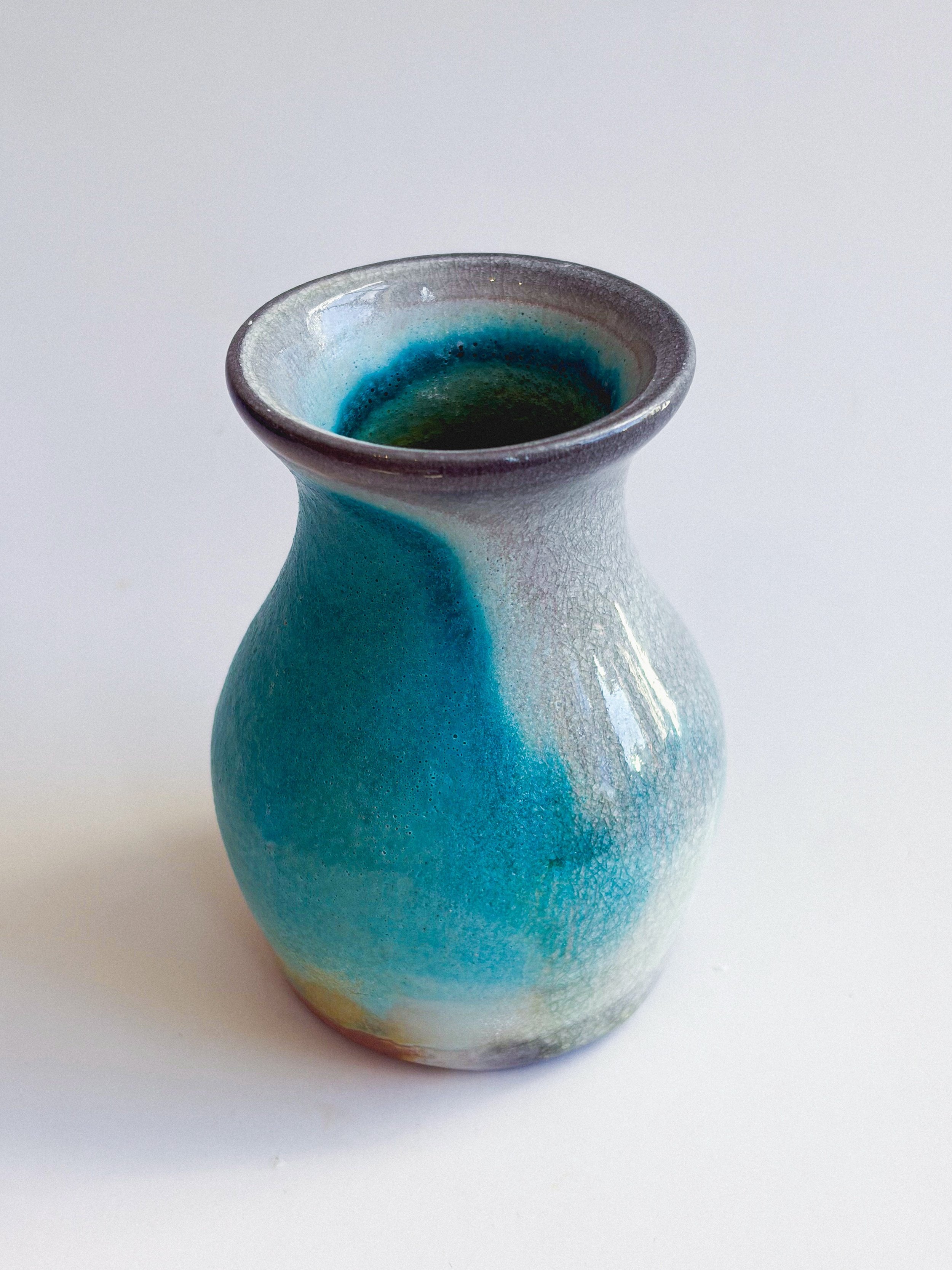 A few bud vases from my first soda firing. I tend to gravitate towards a more muted, darker palette in my work, so I&rsquo;ve really enjoyed seeing the range of colours, subtle shifts, and surface details that came through on these.

Bud vases have b