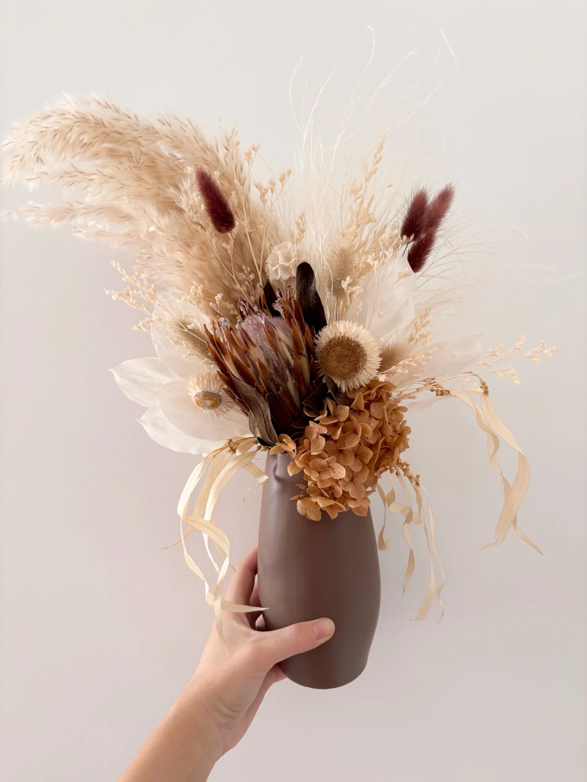 Brown Neutral Dried arrangement - Flor Florals - Cairns Florist, Flower Delivery Cairns - ,Same day flower delivery Cairns.