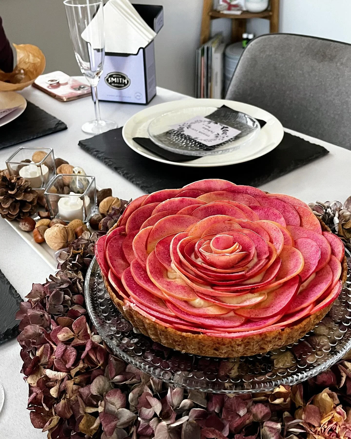 Fall Raw Sweets Lesson🍁
季節を美味しく楽しく美しくいただく
Rawマロンプリンのレッスン🌰
 
10月24日(木)満席🈵
11月4日(月)満席🈵
ご参加くださった皆さまありがとうございました🙏
中には受講3回目の方もいらっしゃって🥰
栗好きさんたちにはたまらないよね〜🫶
 
 
たくさんの美味しい💓と
楽しいお喋りで💓終始笑いの絶えない賑やかな会に🫶
でもほんとに美味しさを噛み締める瞬間はみんな静かになってたね😆

テーブルはくすみ系大人な秋色でコー