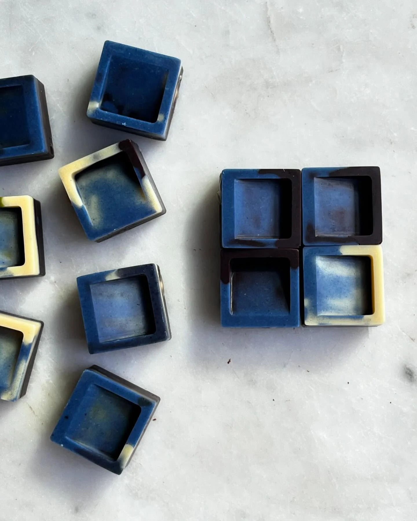 Sky - そら - 
 
 
空はいつでも青いのでしょうか？
 
 

空がオレンジ色に染まり
太陽が不気味に浮かび上がり
大気は人体に危険なレベル

たしか、あれは2020年の山火事。
 
 
外に出ることすらままならず
正直なところ
感染症よりも大気汚染の方が重大だった
 
 
 
空気

大気中の酸素の割合ですら奇跡
 
 
 
そして「外に出られないの限界、、、」
と思い始めた頃に雨雲がやってきたこと
 
 
当たり前にあるものが当たり前にあること
家のドアを開け、外界に一歩踏み出せる