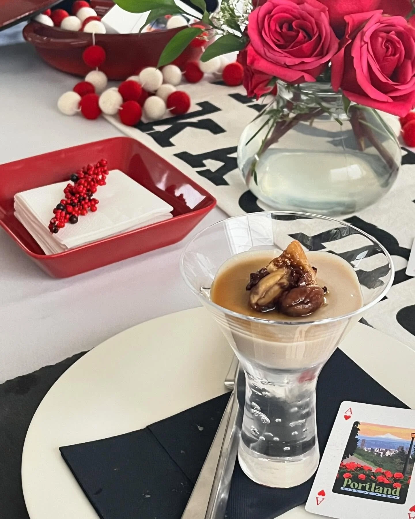 2024年最初の投稿です。
 
 
元旦から心揺さぶるニュースがありましたね。 
ポートランド発の航空機でも事故があり、よく通る道沿いに機体の一部が落下していたそうです。
 
 
こうして命をいただいている事が、当たり前のことではないのだと改めて思います。
ゴールデングローブ賞を受賞し『君たちはどう生きるか』を先月観ました。
大晦日には『すずめの戸締まり』を。

私たちは時代の変動期にいて、
何を想い、何を選択するか問われているように感じました。
 
 
 
いま元気な身体で自由に動ける私ができ