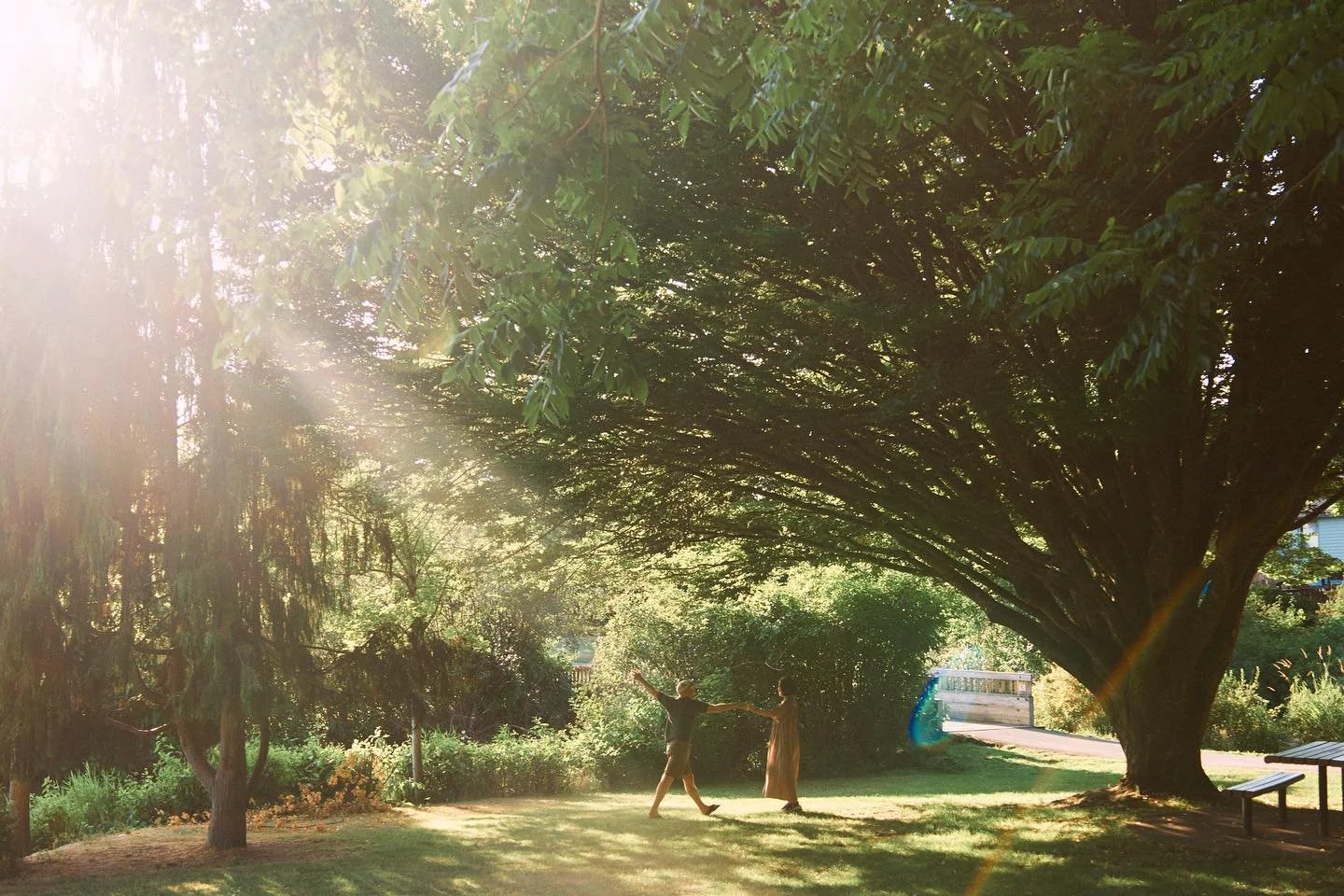 【踊るように生きる】

先週、おかげさまで15回目の結婚記念日を迎えました。

夫とペンパルとして出会ってから20年以上。
本当に不思議なご縁をいただいたのだなぁと思います。
そういえば、ペンパルという単語は最近通じないようですね（笑）

出会った当初は日本とアメリカで文通をしていて、プリペイドカードを握りしめてカタコトの英語で国際電話をかけていた時代が遠い昔のようです。
 
 
時が経つにつれて、彼との関係性も大きく変わってきました。
男性、親友、夫、パートナー、仲間
大切な家族であり、鏡であ