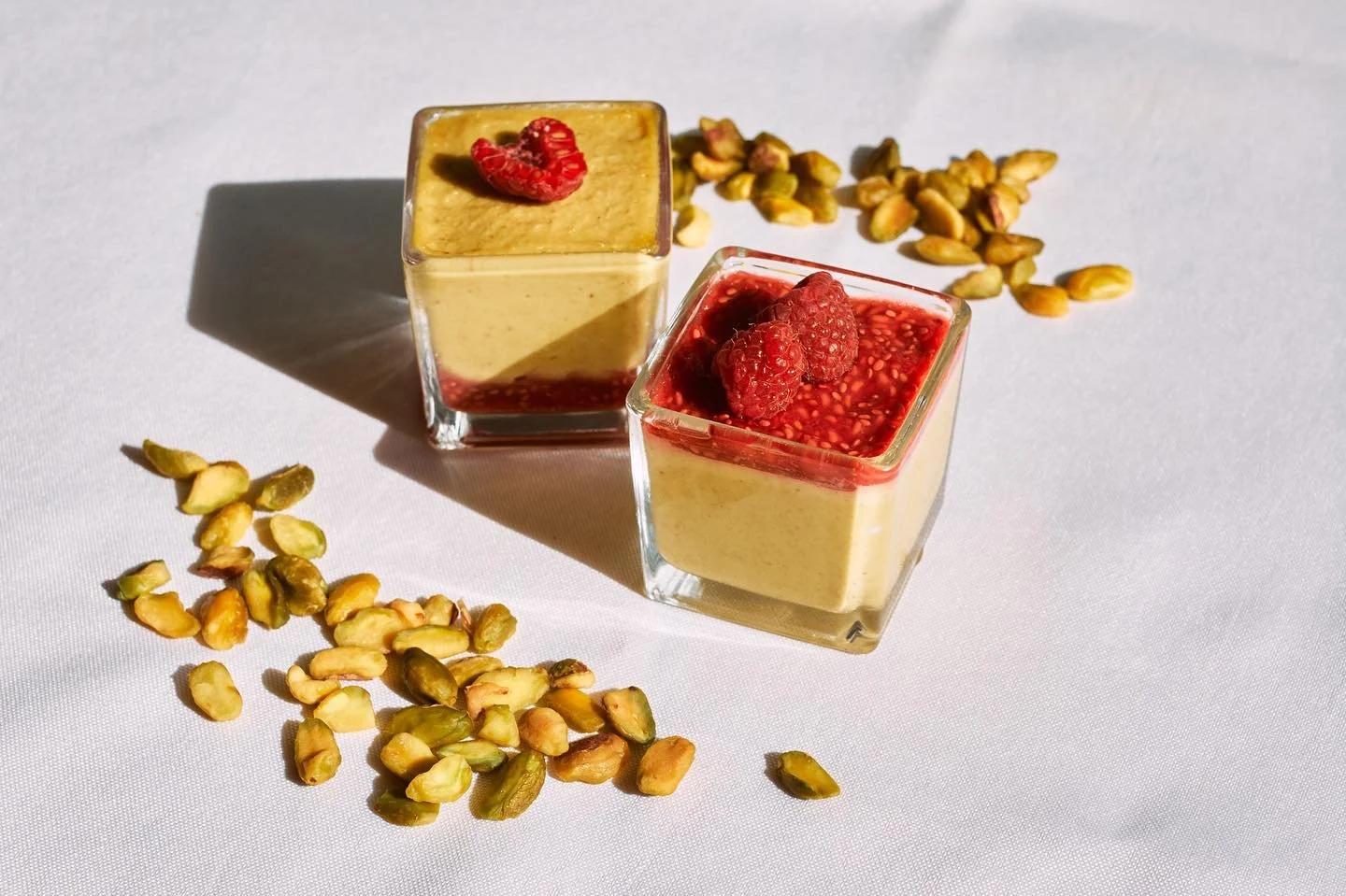 【Lighthouse９月号レシピ掲載】
 
 
この度ご縁あって
アメリカの生活情報誌Lighthouse９月号にレシピが掲載されました。
 　
 
「濃厚ピスタチオのなめらかプリン＆ラズベリーチアシードソース」
 
 
ピスタチオ＆ラズベリーのコンビネーションは大好きなのだけど、アメリカではなかなか見かけないなぁと思っていました。

得意の
「ないなら作る！」で新しいレシピができました☺︎
 
 
 
じつは、ナッツの中でもカロリー控えめなピスタチオ。
ピスタチオに含まれる水溶性食物繊維は腸