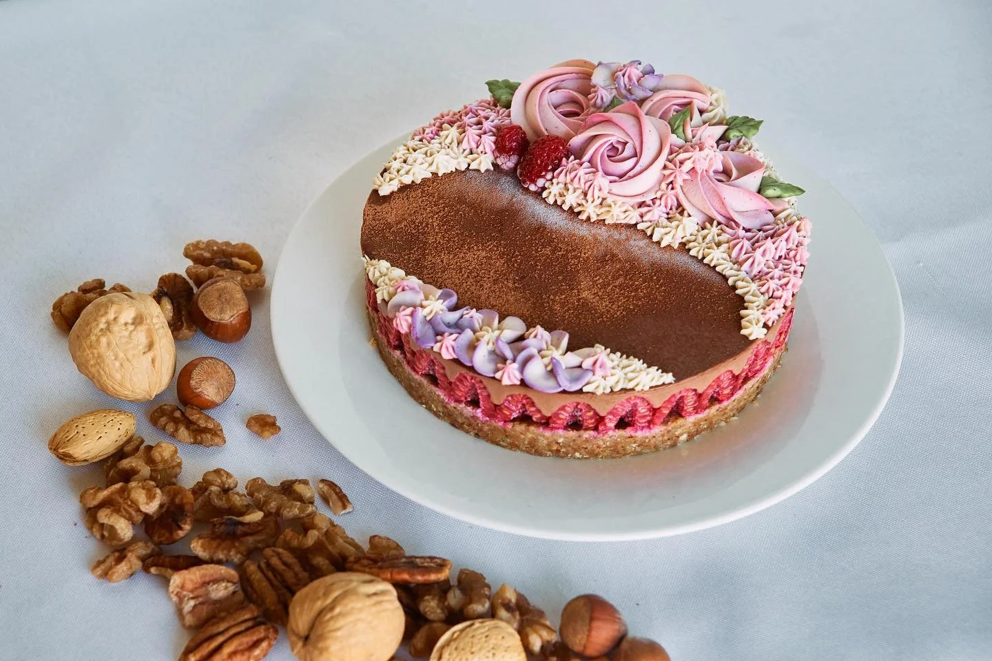 【「楽しそう」なことをやってみた結果】
 
 
𖤣𖥧𖥣𖡡𖥧𖤣 お知らせ𖤣𖥧𖥣𖡡𖥧𖤣 

８月、久しぶりに単発Lessonを開講いたします。

詳細は今週発表します！
 

𖤣𖥧𖥣𖡡𖥧𖤣 

 
 

今回のオーダーケーキはRAWチョコレートケーキをベースにしたバースデーケーキ♡
 
 
小麦、乳製品、白砂糖不使用のヴィーガン仕様。
ヘルシーで可愛らしく、自然のめぐみが詰まったスイーツです。
焼かずにつくるので、ナッツなど食物の栄養素ありのままいただけます。
 