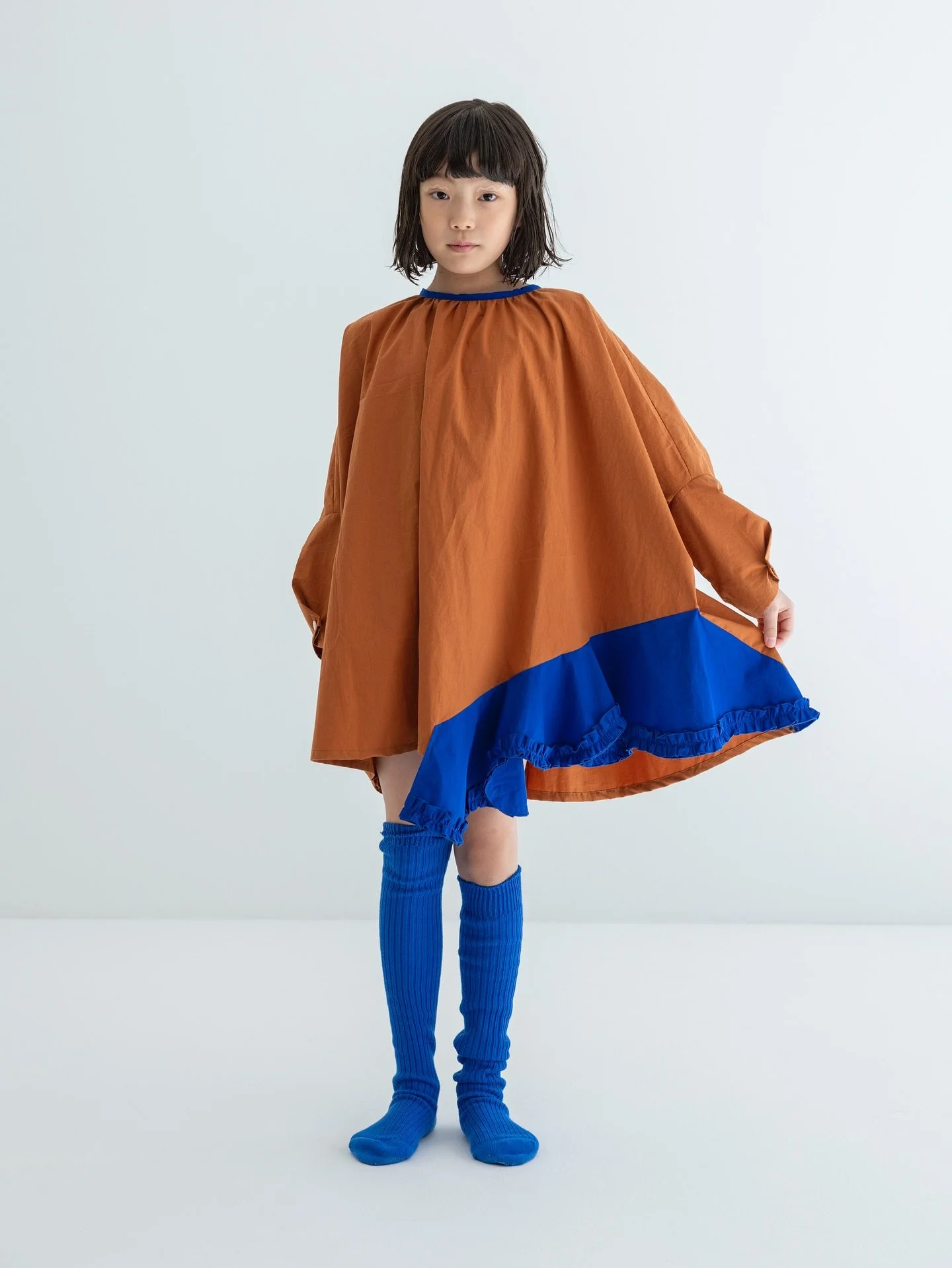 ・
2025 AW COLLECTION 
&ldquo;Dream a little dream&rdquo;

オーガニック コットン100%の滑らかな素材で
ずっと長く着れるフレアーたっぷりなドレス。
最初は大きめにワンピースとして着て、
少し大きくなったらブラウスとしても着用できます。

--------------------------------------------------

Made from 100% organic cotton, this flowy dress i