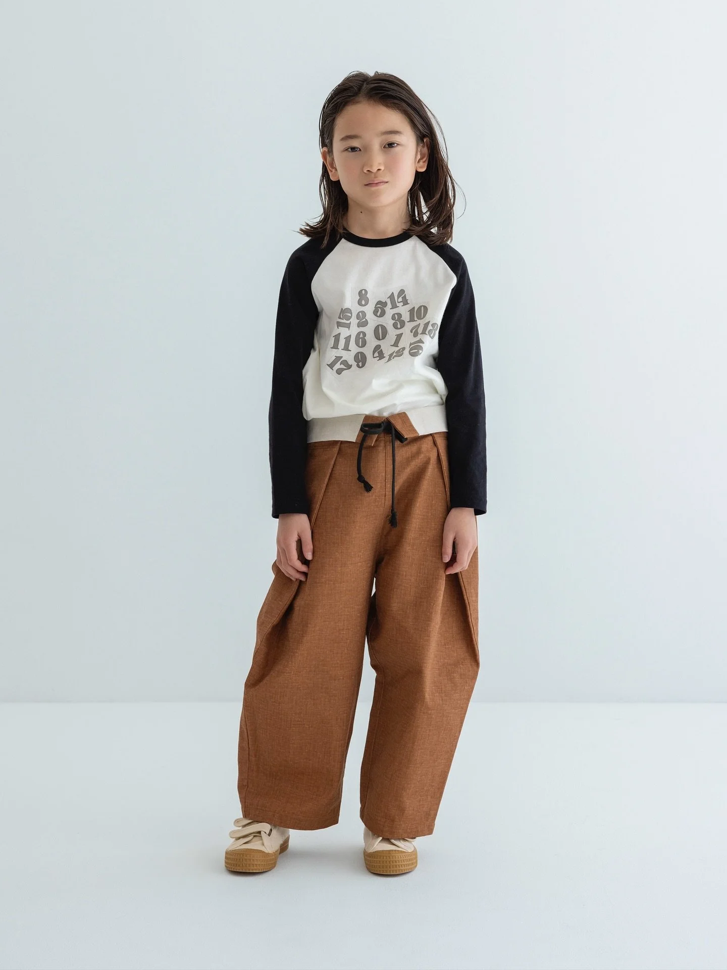 ・
2025 AW COLLECTION 
&ldquo;Dream a little dream&rdquo;

何にでも合わせやすい、タックパンツと、プリーツショートパンツ。
ムラ糸ネップ生成りの素材に顔料コーティングした生地を使用。
経年変化を楽しんで育てていくパンツです。

--------------------------------------------------

Tuck pants or pleated shorts&mdash;both go with anything