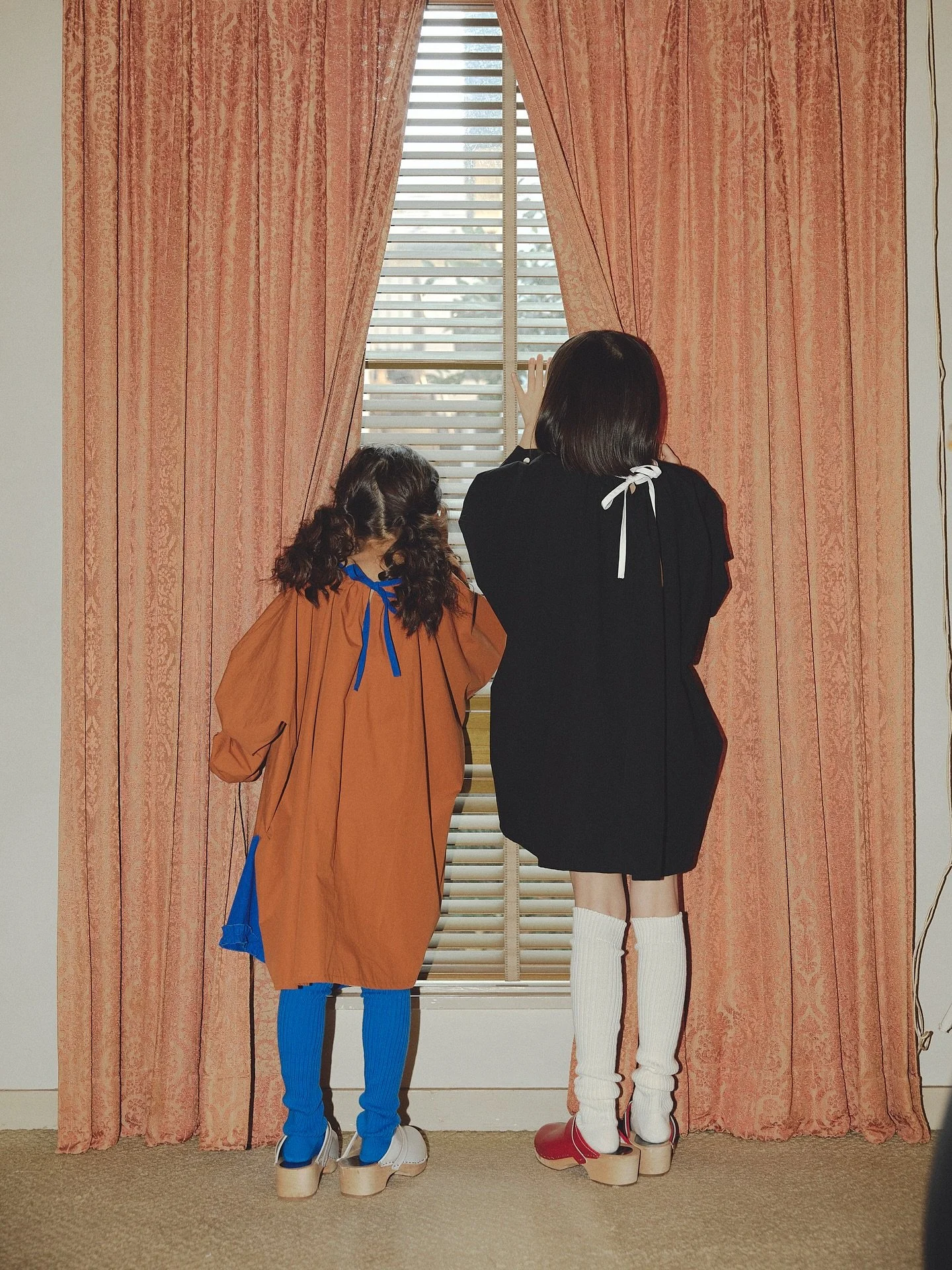 ・
folk made 2025AW COLLECTION 

&ldquo;Flare wide dress&rdquo;

オーガニックコットン100%の滑らかな素材を使用した、ずっと長く着れるフレアーたっぷりなドレス。
生地感がとてもさらさらしていて気持ちよく、
最初は少し大きめにワンピースとして着用してもらい、
成長に合わせてブラウスとしても着用できる長く着れる一枚です。

----------------------------------------

A 100% organic 