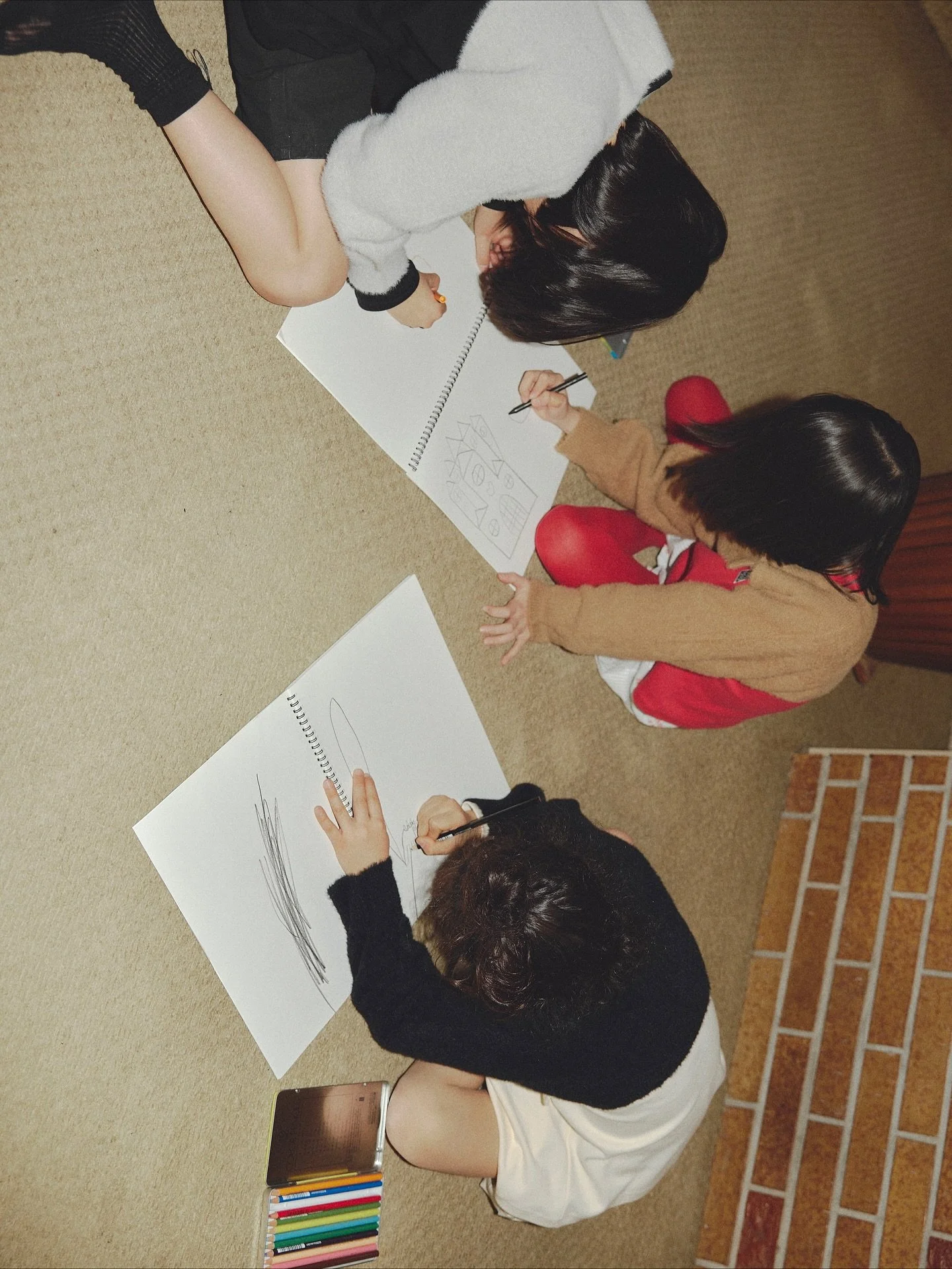 ・
folk made 2025AW COLLECTION 

&ldquo;Minky bolero cardigan&rdquo;

毛足の長いモール糸と綿糸をプレーティングし肌触りの良い風合いに仕上げたボレロ。
チクチクせず長ーく着れるニットを目指して作りました。
ニット特有の成形仕上げなので、着心地抜群、さっと着用できます。
ボタンの緑色もアクセントになってとても可愛いです！

----------------------------------------

Soft and comf