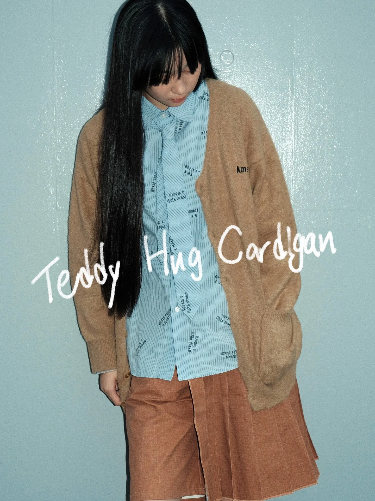 ・
Ame October 2025 Drop 01

&quot;Teddy Hug Cardigan&rdquo;

テディベアのようにふわふわ柔らかくて、
抱きしめたくなるような肌触りがコンセプトのカーディガン。
毛足の長いモール糸と綿糸を組み合わせて編み、
ふんわりとしたやわらかい肌触りに仕上げています。

無縫製ニットでチクチクせず長く着れるカーディガンです。

キッズサイズ2サイズと、大人サイズ1サイズの3サイズ展開。
10/29 19:00-よりAmeオンラインストアにて販売開始で