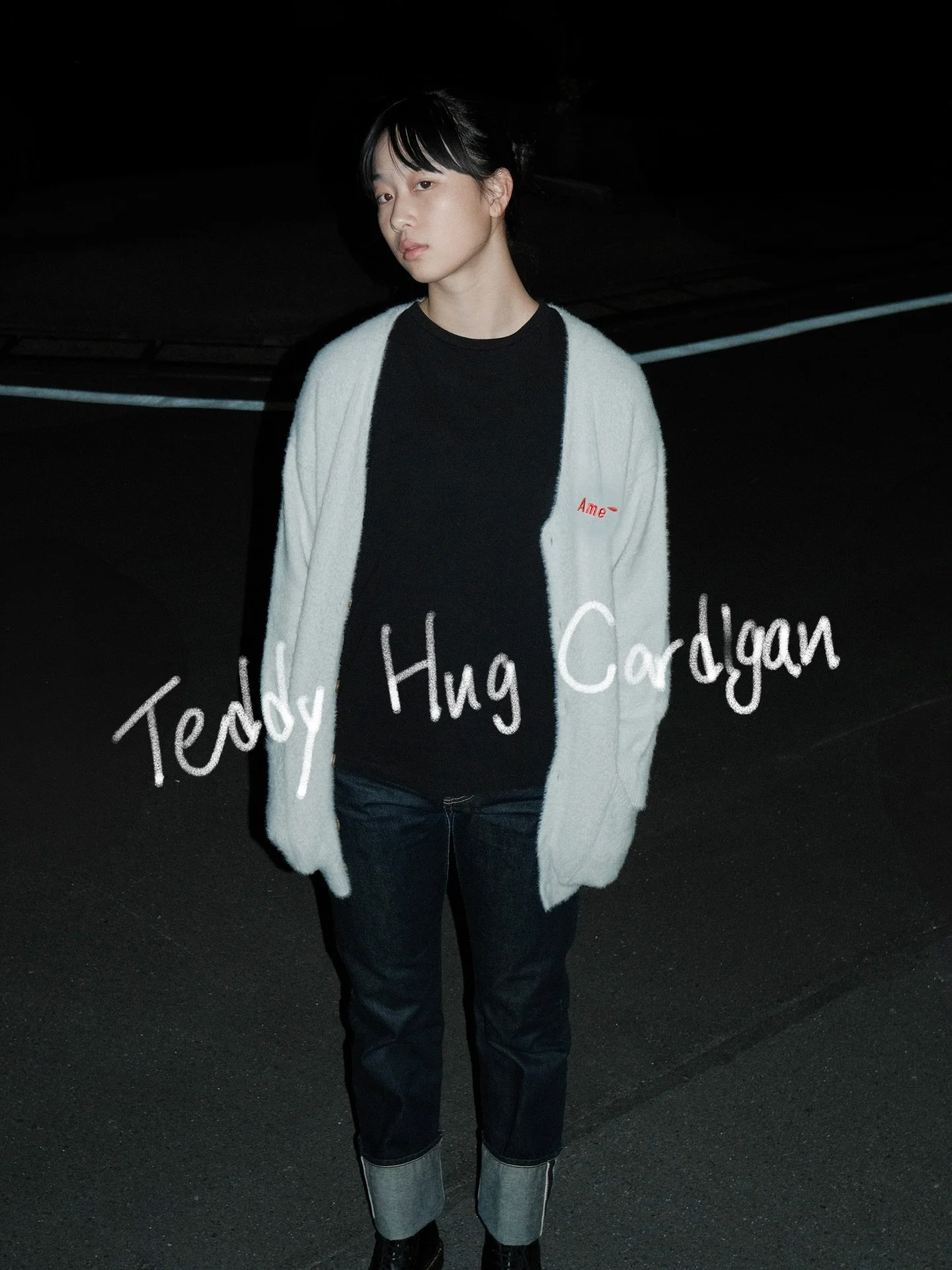 ・
Ame October 2025 Drop 01

&ldquo;Teddy Hug Cardigan&rdquo;

テディベアのようにふわふわ柔らかくて、
抱きしめたくなるような肌触りがコンセプトのカーディガン。
毛足の長いモール糸と綿糸を組み合わせて編み、
ふんわりとしたやわらかい肌触りに仕上げています。

無縫製ニットでチクチクせず長く着れるカーディガンです。

キッズサイズ2サイズと、大人サイズ1サイズの3サイズ展開。
10/29 19:00-よりAmeオンラインストアにて販売開始