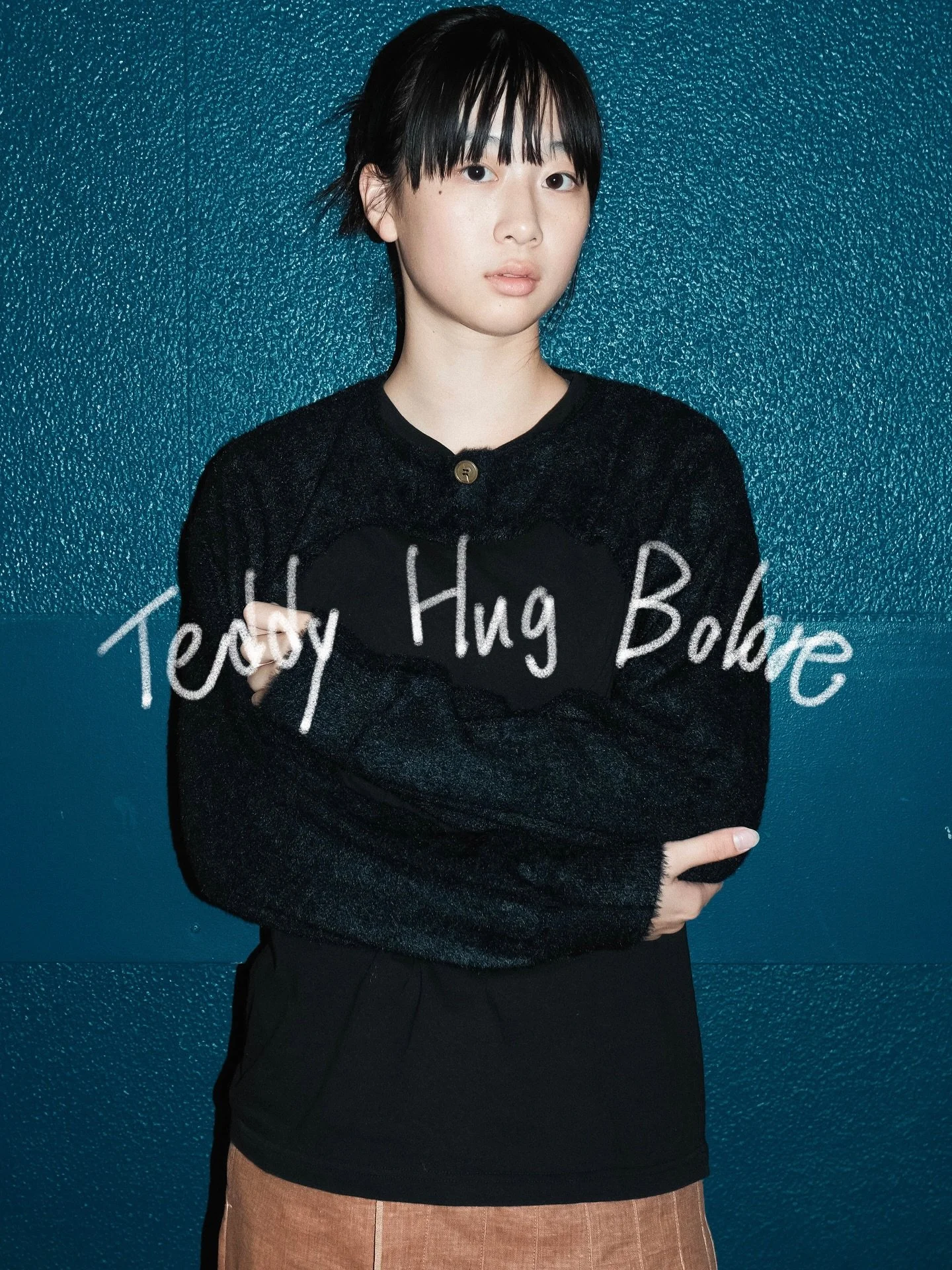 ・
Ame October 2025 Drop 02

&ldquo;Teddy Hug Bolero&rdquo;

テディベアのようにふわふわ柔らかくて、
抱きしめたくなるような肌触りがコンセプトのボレロ。
毛足の長いモール糸と綿糸を組み合わせて編み、
ふんわりとしたやわらかい肌触りに仕上げています。

無縫製ニットでチクチクせず長く着れるボレロです。

キッズサイズ2サイズと、大人サイズ1サイズの3サイズ展開。
10/29 19:00-よりAmeオンラインストアにて販売開始です🧶

詳細