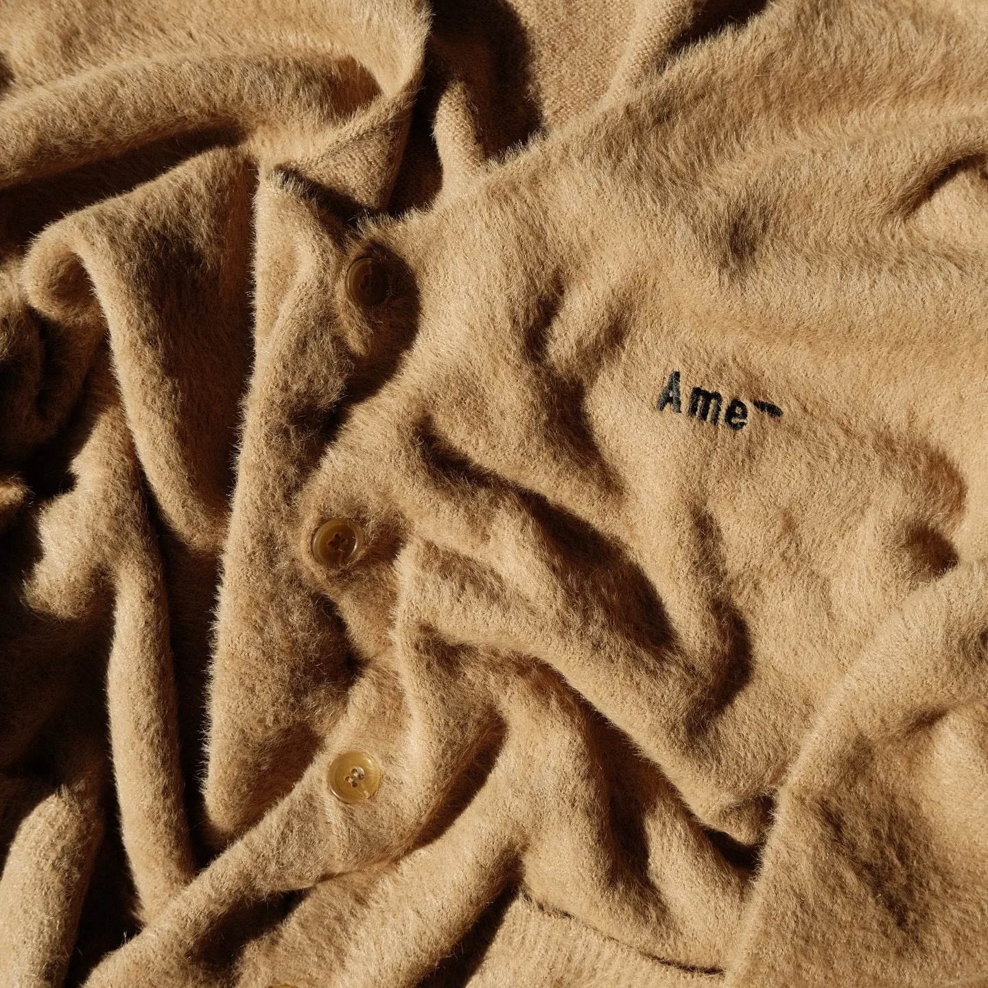 ・
&quot;Teddy Hug Cardigan&rdquo;

手触りや質感にこだわった糸で仕立てています。
--------------------------------------------------
A cardigan inspired by the soft, cuddly texture of a teddy bear🧸