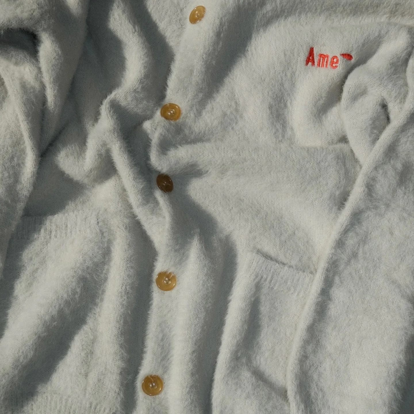 ・
&quot;Teddy Hug Cardigan&rdquo;

手触りや質感にこだわった糸で仕立てています。
--------------------------------------------------
A cardigan inspired by the soft, cuddly texture of a teddy bear🧸