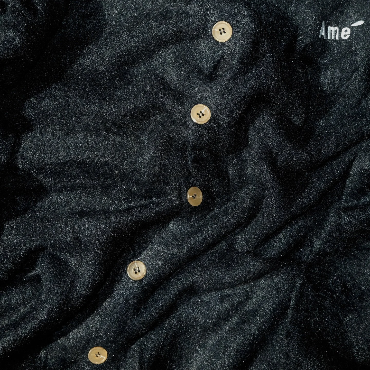 ・
&quot;Teddy Hug Cardigan&rdquo;

手触りや質感にこだわった糸で仕立てています。
--------------------------------------------------
A cardigan inspired by the soft, cuddly texture of a teddy bear🧸