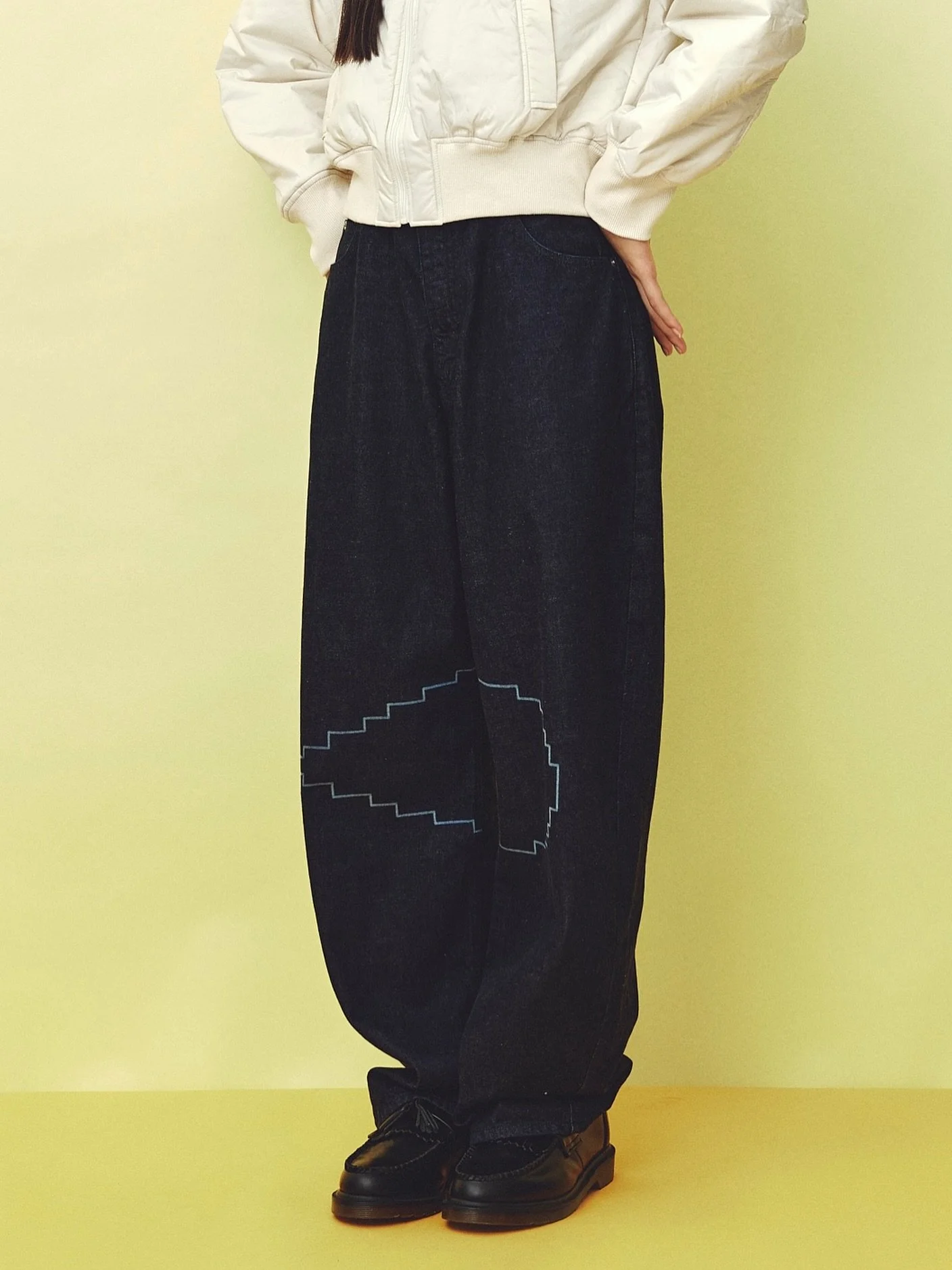 ・
Ame first jeans

Color : INDIGO
SIZE : 0 SIZE (-165cm) / 1 SIZE (-180cm)
Price : &yen;33,000 (tax in)

Ameから岡山県・児島で制作した初めてのジーンズを発売します👖
国産ジーンズ発祥の地、岡山県・児島の技術と、
瀬戸内海に面する美しい土地を守るために環境に配慮したものづくりの中で生まれたAmeのジーンズ。

フロントのAmeのロゴマークは
レーザー加工し、モチーフが重なるデザインを施して