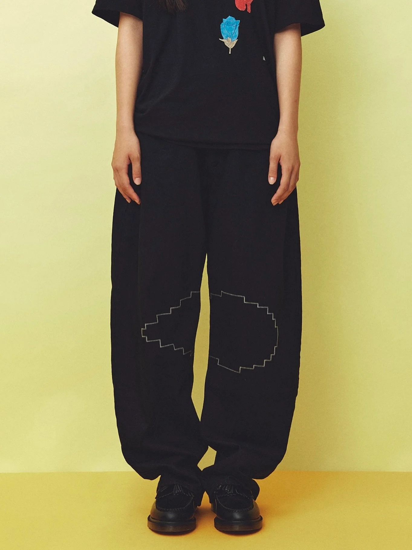 ・
Ame first jeans

Color : BLACK 
SIZE : 0 SIZE (-165cm) / 1 SIZE (-180cm)
Price : &yen;33,000 (tax in)

Ameから岡山県・児島で制作した初めてのジーンズを発売します👖
国産ジーンズ発祥の地、岡山県・児島の技術と、
瀬戸内海に面する美しい土地を守るために環境に配慮したものづくりの中で生まれたAmeのジーンズ。

フロントのAmeのロゴマークは
レーザー加工し、モチーフが重なるデザインを施して