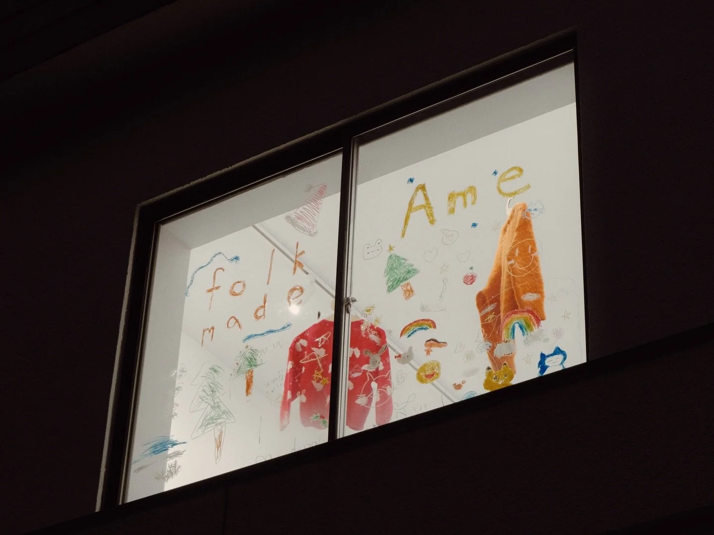 ・
🎄CHRISTMAS POP UP STORE in Kyoto🎄

2日間ありがとうございました💌
お会いしたかった皆さまとお会いできた楽しい時間でした。

関西での初のPOP UP STORE開催で
いつもとは違うお客様との出会いもあり、
ずっとお客様とお話しできる機会を楽しみにしていたので
今回実際に色々なお話をしながら
服を選んでくださり、私たちにとって
とても素敵な機会でした。

来てくれたこどもたちに描いてもらっていた窓の絵は
撤収の時に名残惜しく、
少しの間残してもらうこ