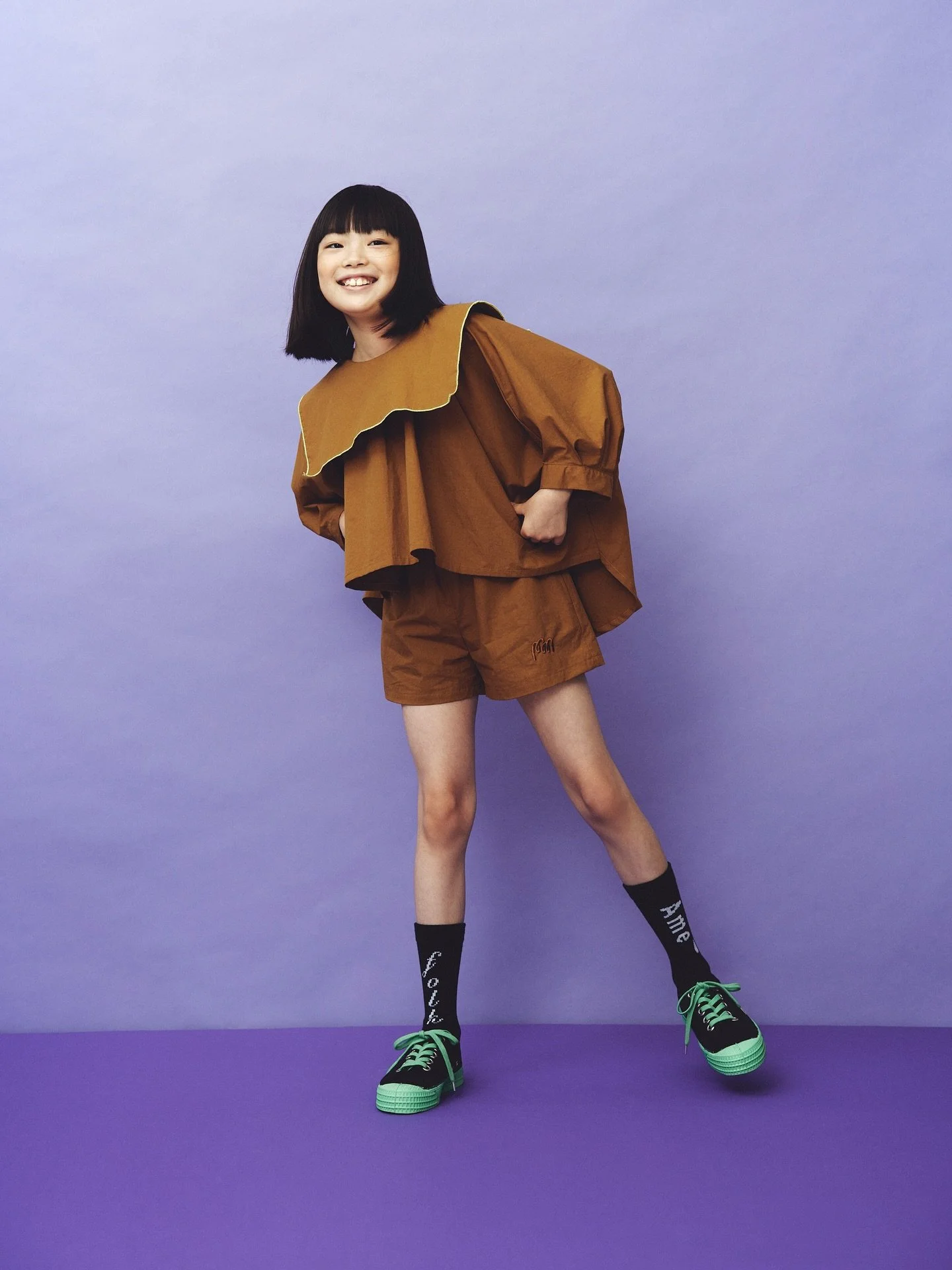 ・
folk made 2026 SS COLLECTION "PLAYGROUND"

"Sailor Collar Blouse"

2020 SSに初登場した"Sailor Collar Blouse"
folk madeの中でも、たくさんのこどもたちに着ていただいたアイテムのひとつです。
シーズンごとに少しずつ形を変えながら発表してきたこのブラウスが、
今年の春夏にまた戻ってきます。

PINK / BROWN / BLACKの