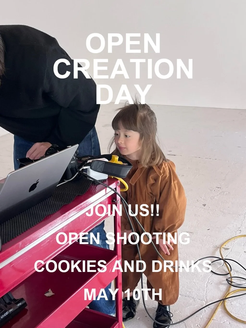 ・
OPEN CREATION DAY 

人がつながる空間として、
folk madeならではの特別なイベントを開催します。

いつもはクローズドで行っているfolk madeの制作。
今回はその制作の時間をひらいて、
子どもたちや大人の方にもfolk madeのチームに参加していただく空間を準備しています🎪
folk madeの撮影のような、楽しくて心躍る時間をもとに企画したイベントです。

1階では @1500_millecinquecento のクッキー🍪と 
@kimino のジュ