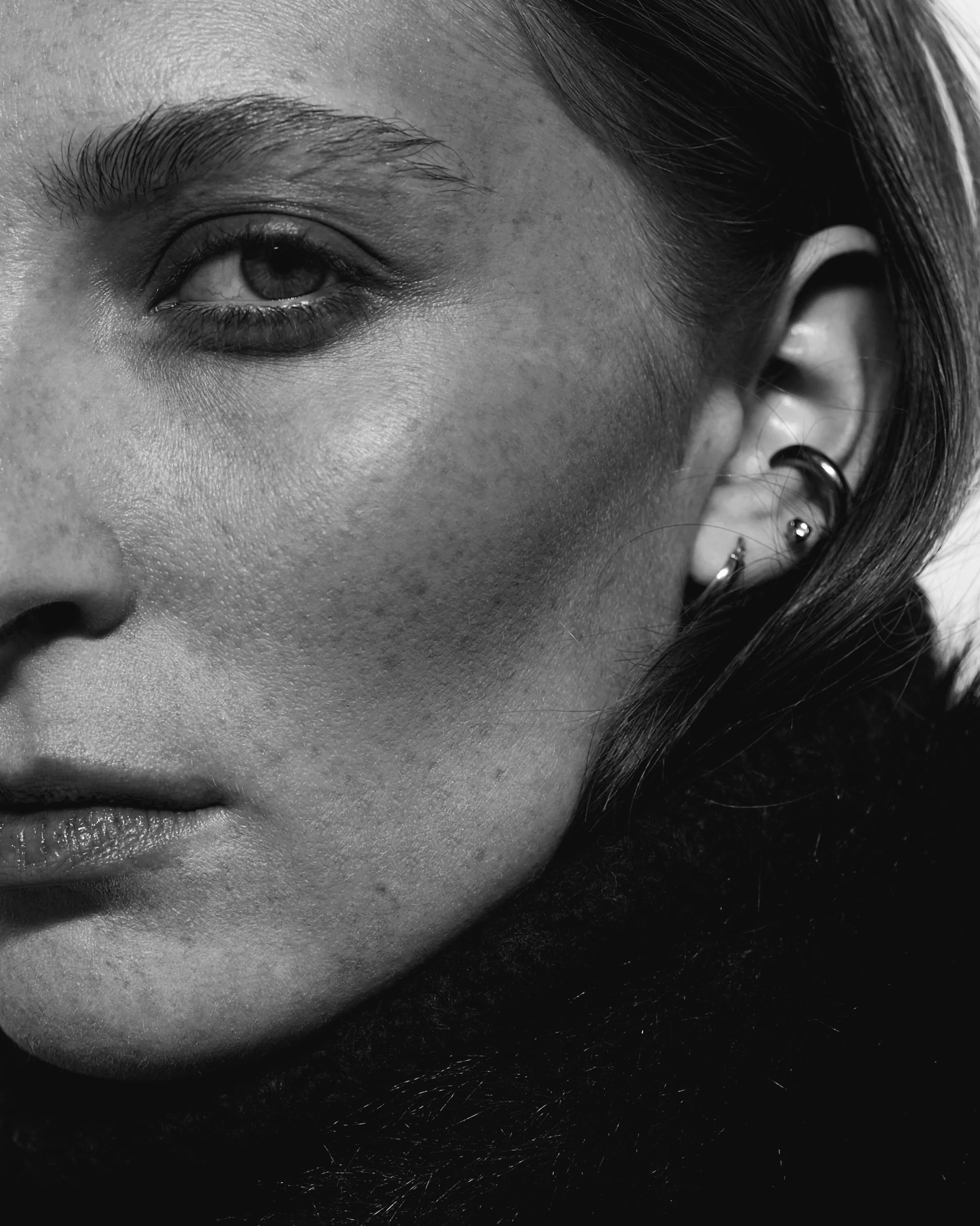 VERONICA NEW CLOSE UP copia BN.jpg