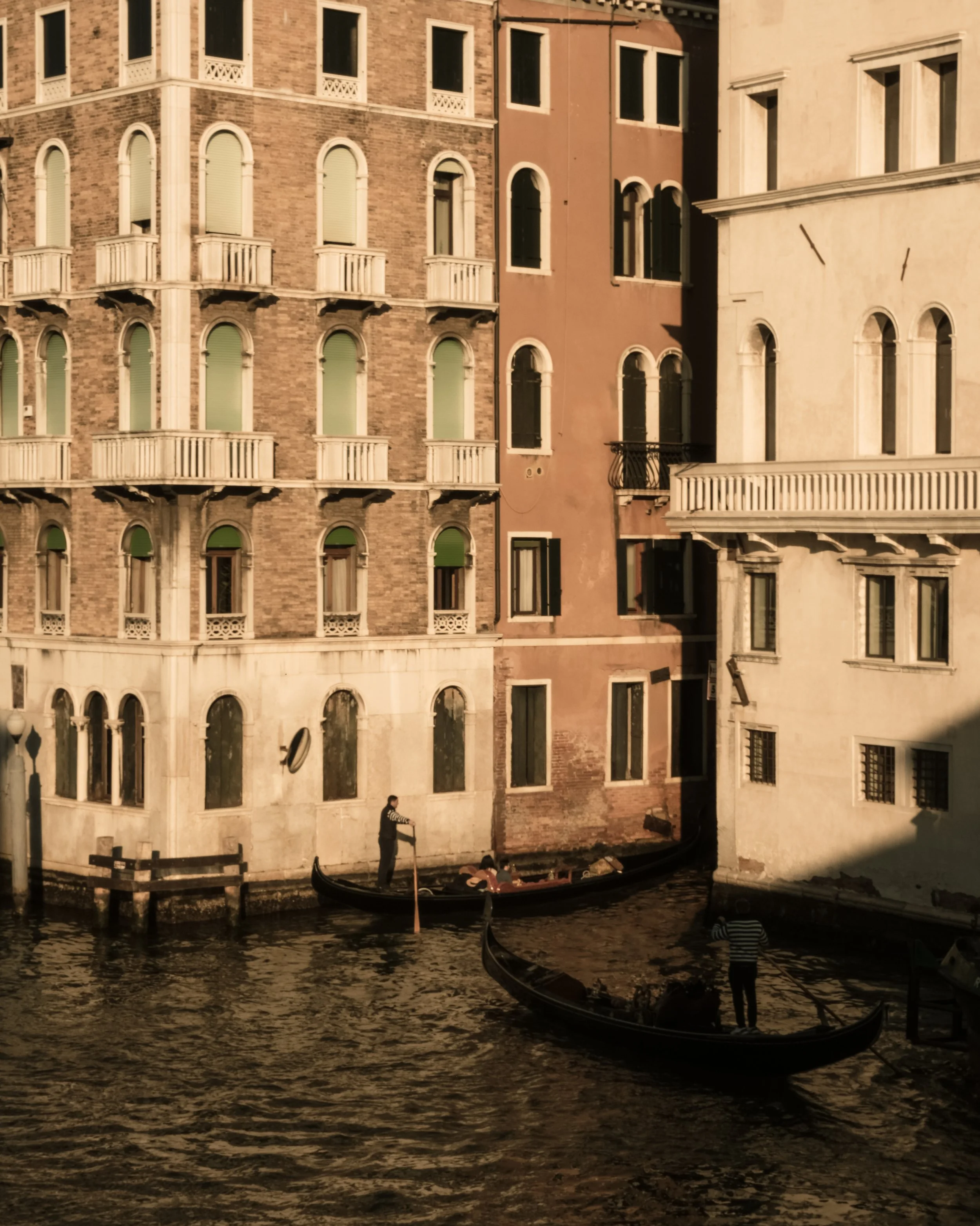 Edifici storici di Venezia lungo un canale con gondole.