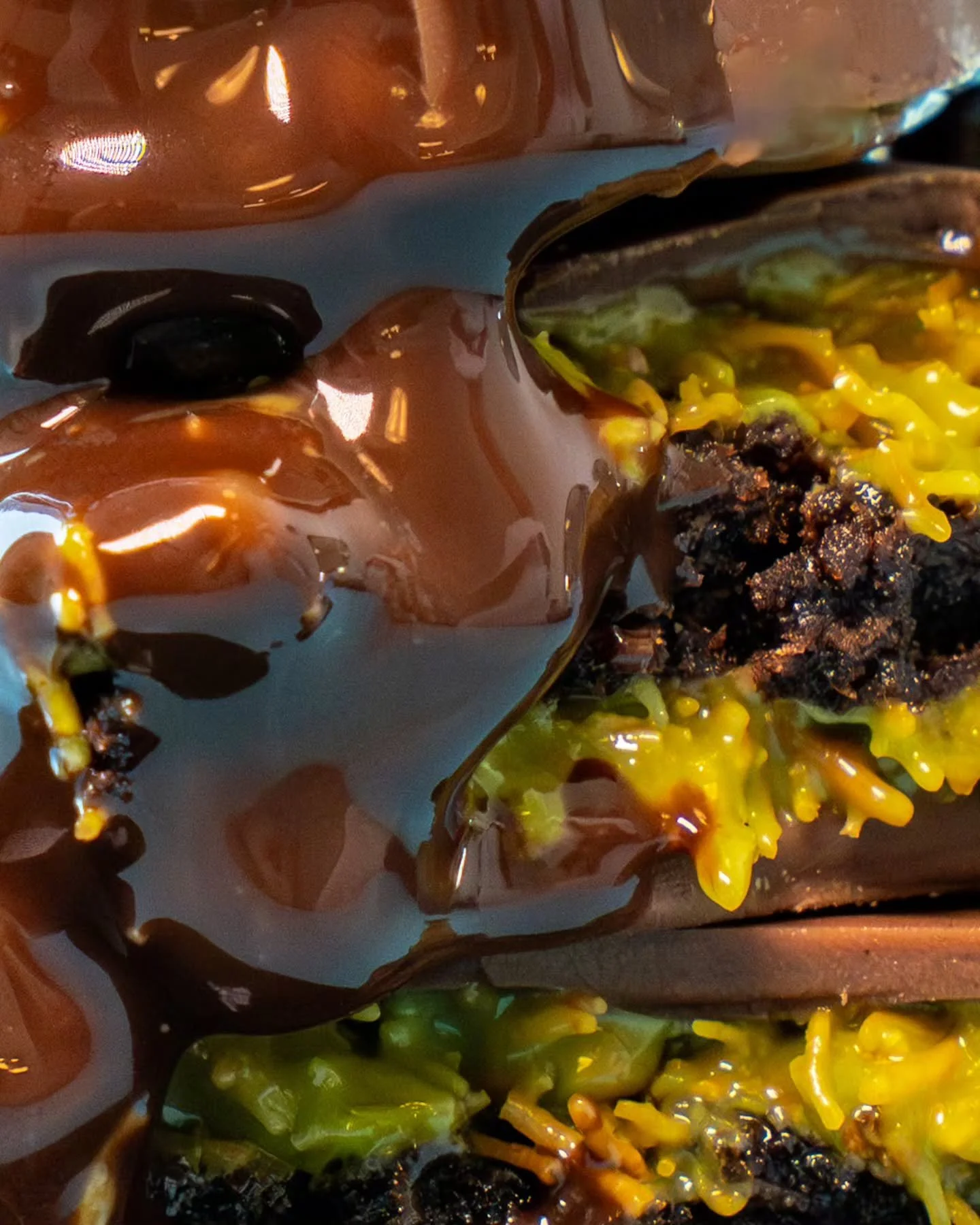 Pistachio kunafa crunch meets fudgy browny chunks, all wrapped in our signature silky milk chocolate.
It's nutty. It's gooey. It's irresistable.

🛵 Order online from Deliveroo, Careem, talabat or Noon!