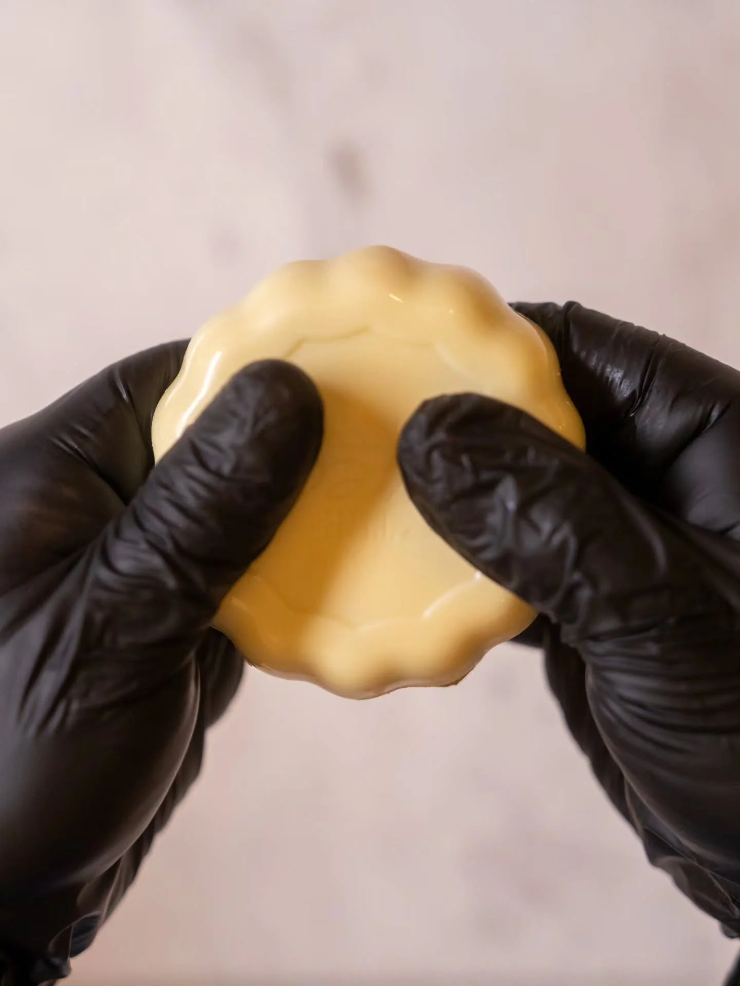 That first crack tells you everything you need to know✨️ Premium Belgian white chocolate on the outside &amp; the combination you crave on the inside❤️

🛵BYO chocolate dessert straight on your favorite food delivery app✨️