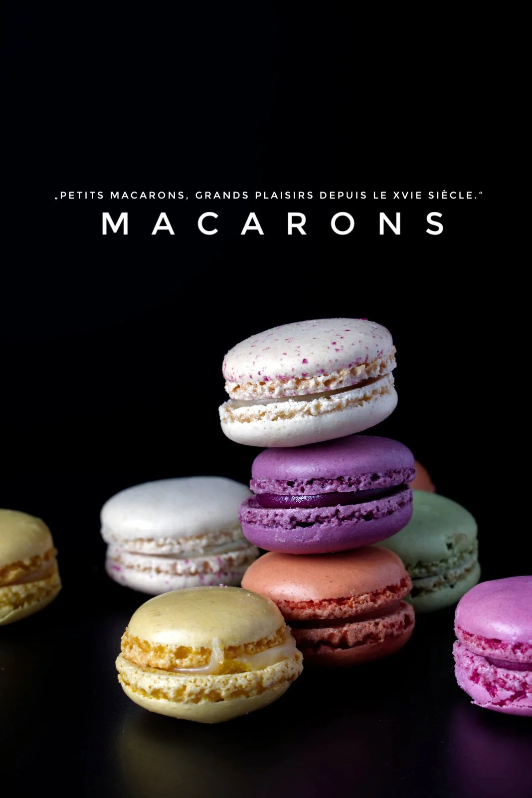 Unperfekte französische Eleganz. Macarons auf idealem Schwarz…, es wurde völlig zerissen.