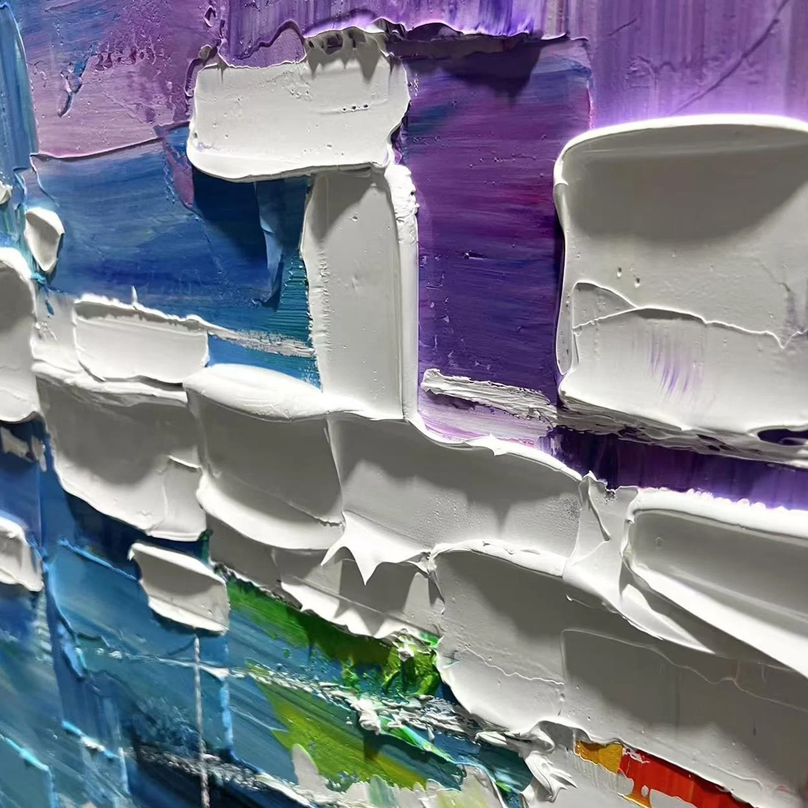 Abstrakte Farbmalerei mit groben, texturreichen Pinselstrichen in Blau, Lila, Weiß, Grün und Orange.