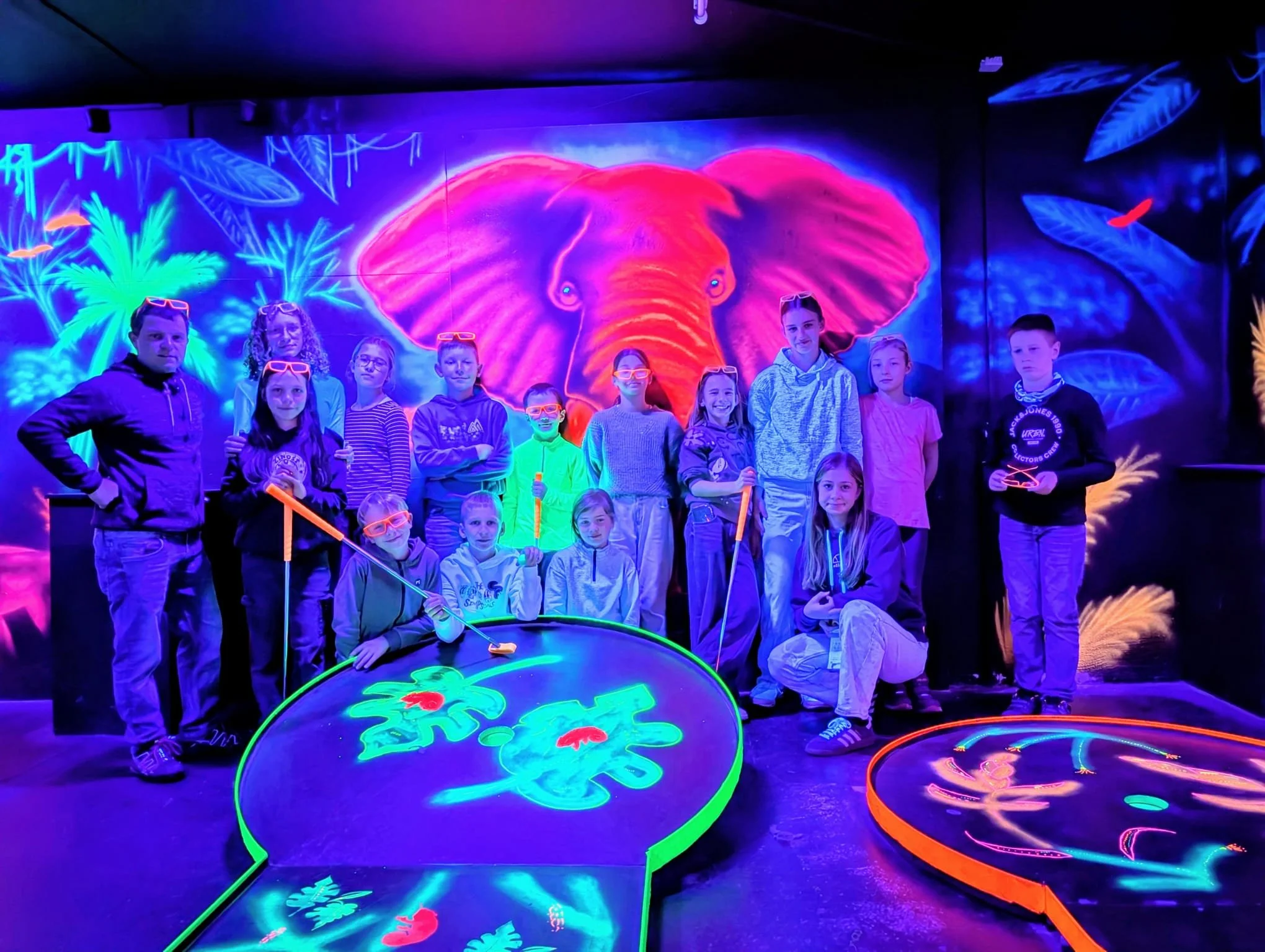 🏌️‍♀️ Vom Skiroller auf die Minigolfbahn – OBV leuchtet im Neonlicht ✨