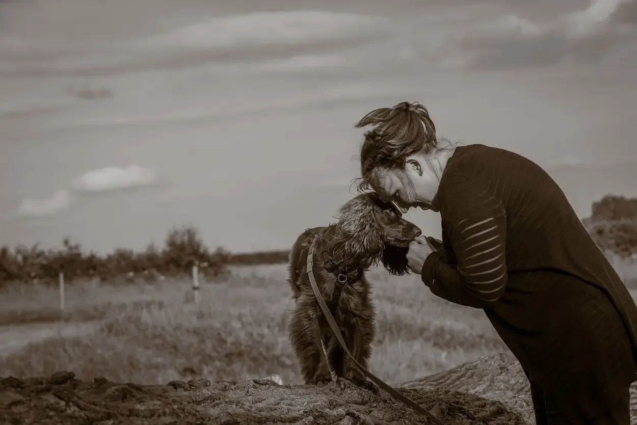Kim from 4 Peaceful Paws connecting with a spaniel outdoors — compassionate dog trainer UK